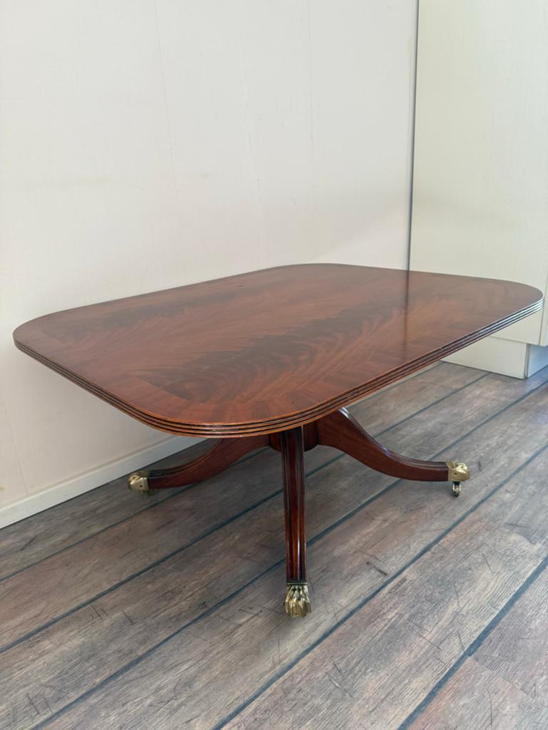 Antieke Engelse salontafel met messing pootjes, Ophalen