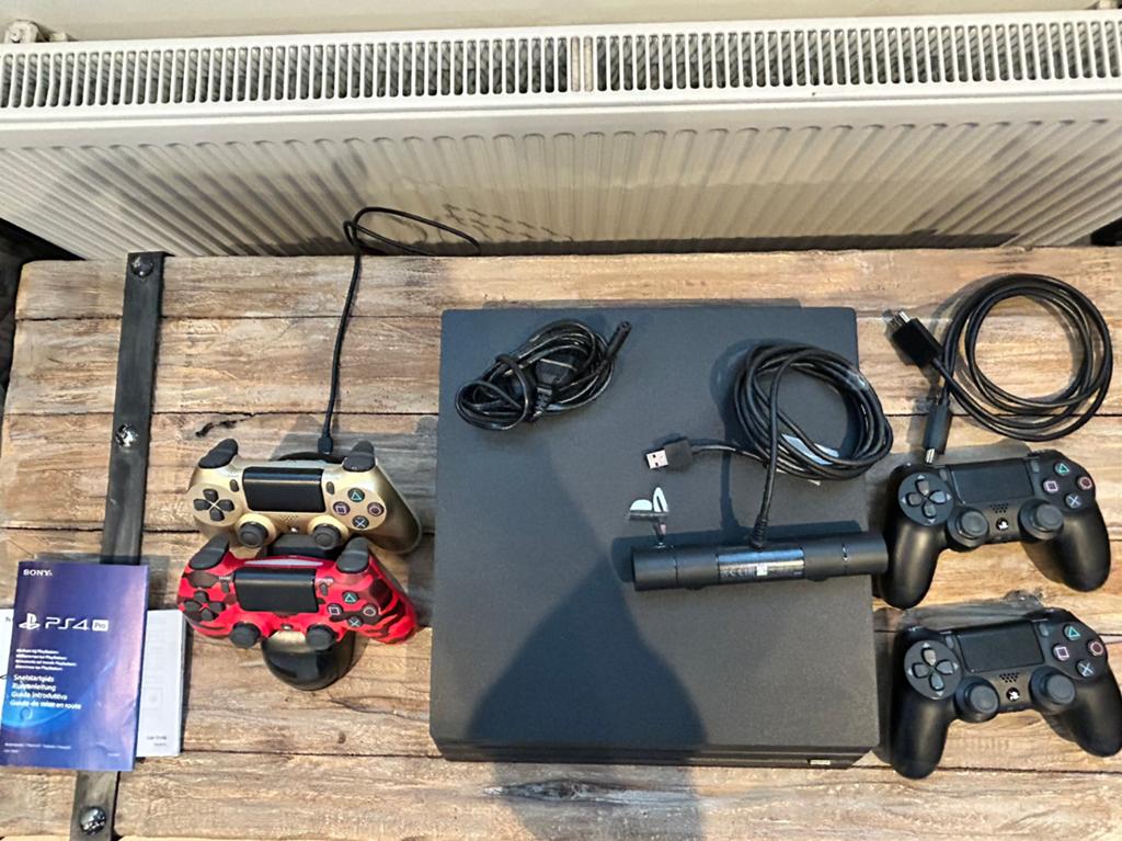 Playstation 4 Pro 1TB compleet (camera + 4 controllers), Spelcomputers en Games, Ophalen, Gebruikt, 1 TB, Pro
