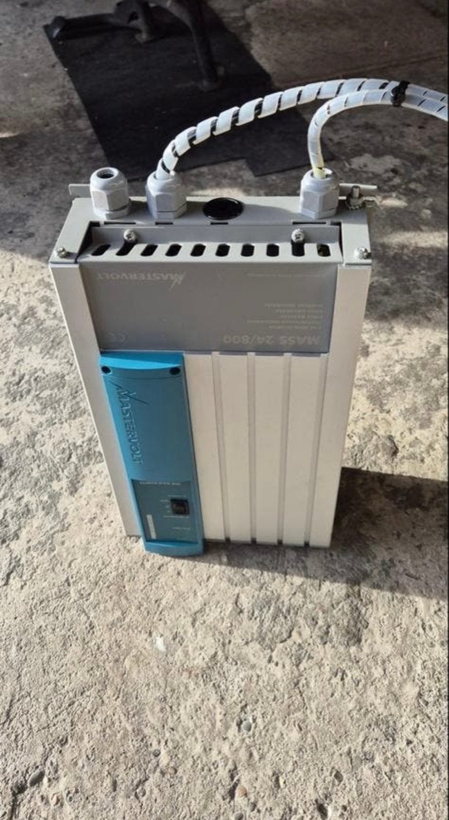 Mastervolt sinusomvormer 24V DC naar 230V AC 800W, Ophalen
