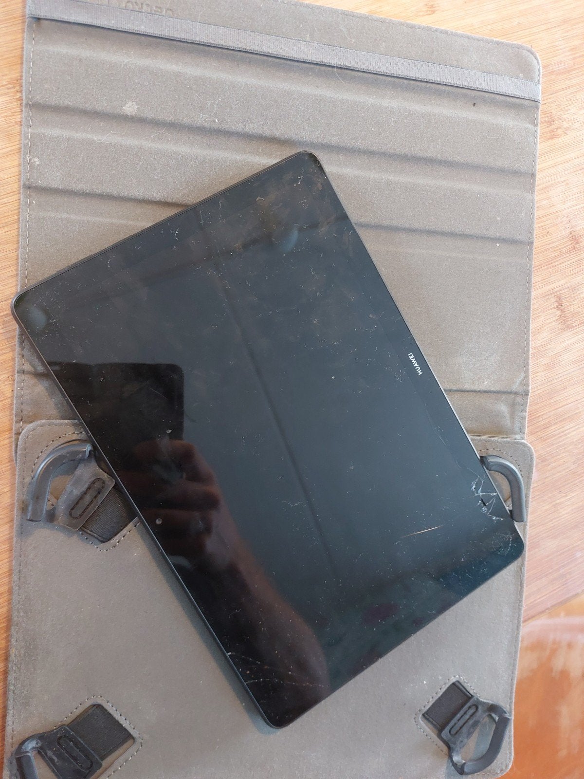 Huawei Android Tablet met barst in scherm, Computers en Software, 10 inch, Ophalen of Verzenden, Niet werkend, Huawei