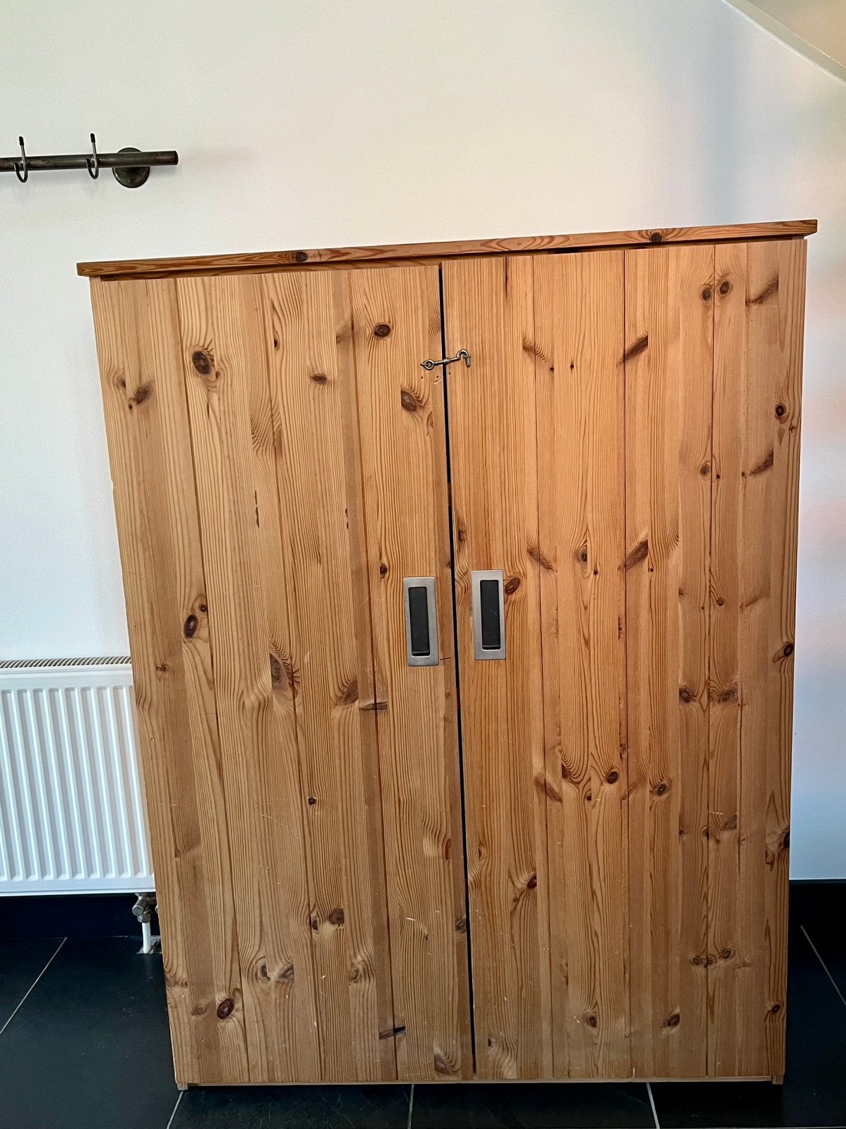 Grenen kast onbehandeld met ingefreesde metalen handgrepen, Huis en Inrichting, Ophalen, Gebruikt