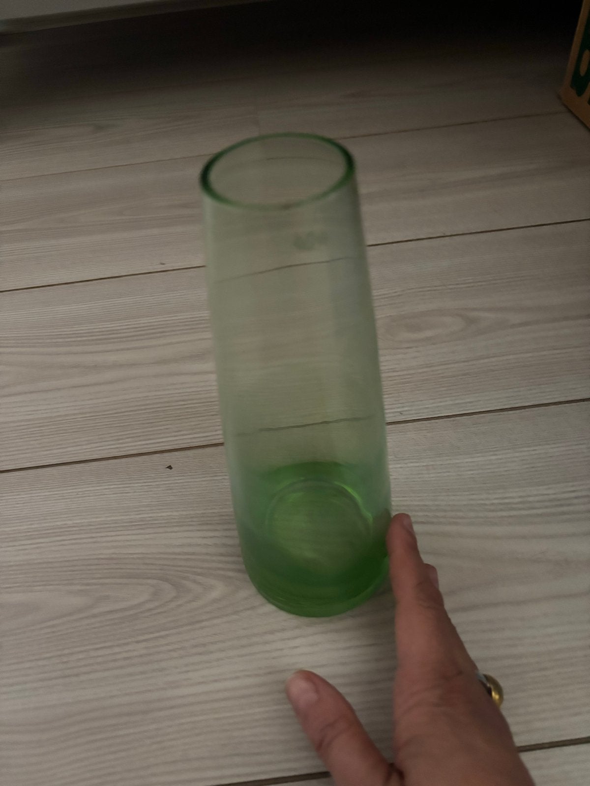 Klein groen vaasje van glas, Ophalen