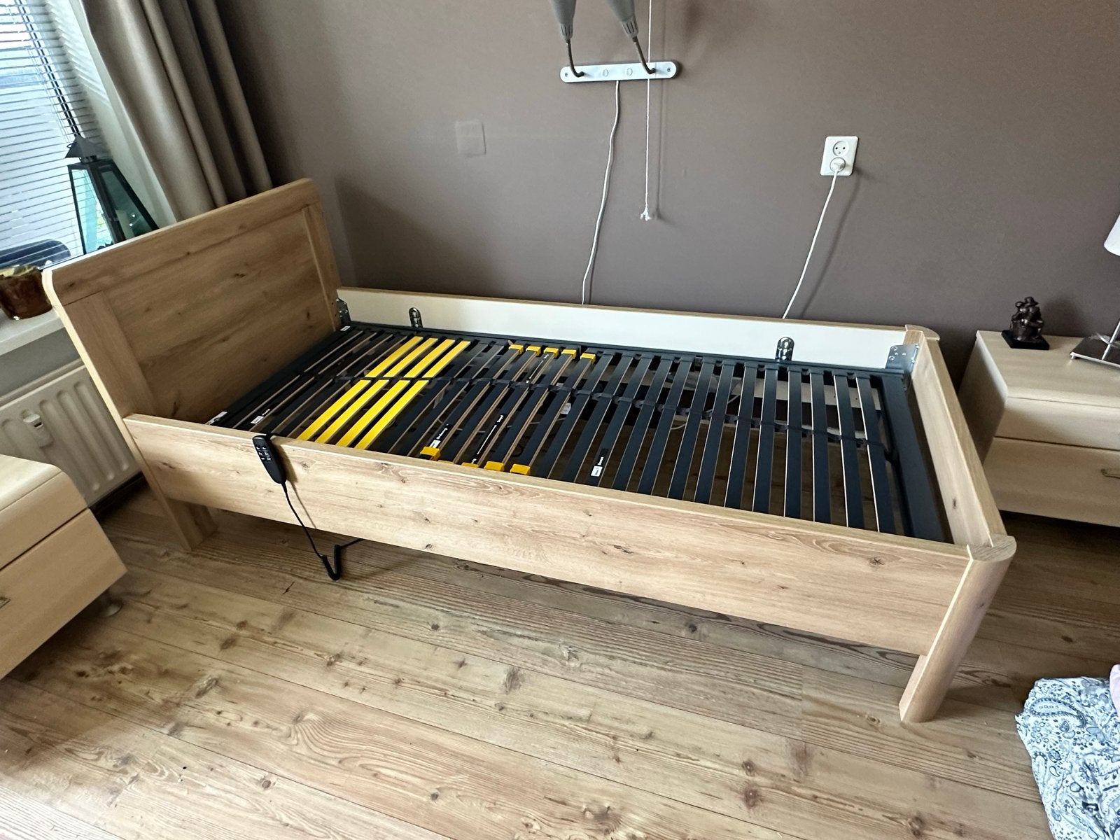 Seniorenbed met elektrische verstelbare lattenbodem, Ophalen, Verstelbaar, 90 cm, Zo goed als nieuw