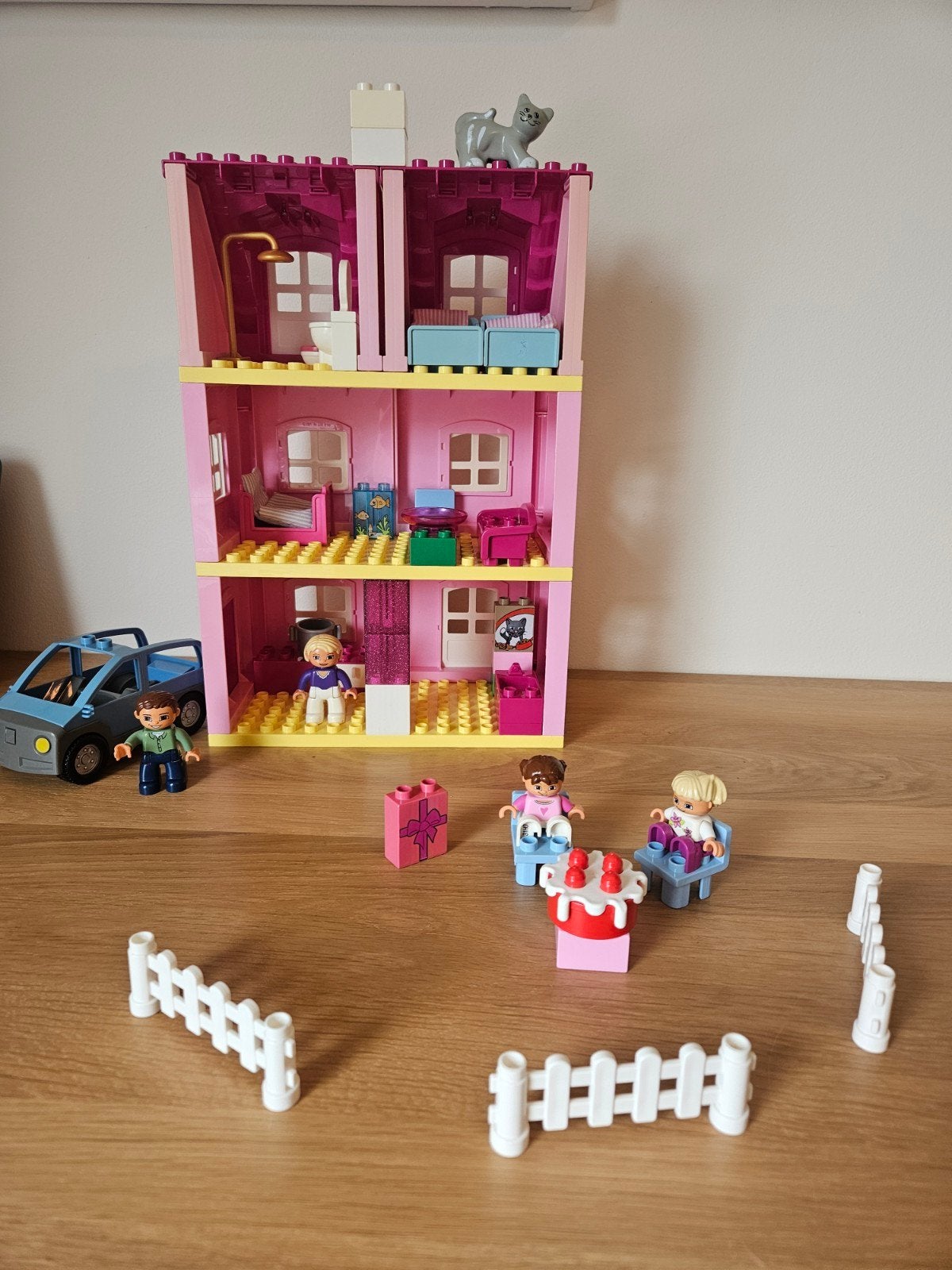 Duplo woonhuis met auto en bewoners, Kinderen en Baby's, Ophalen, Zo goed als nieuw, Duplo