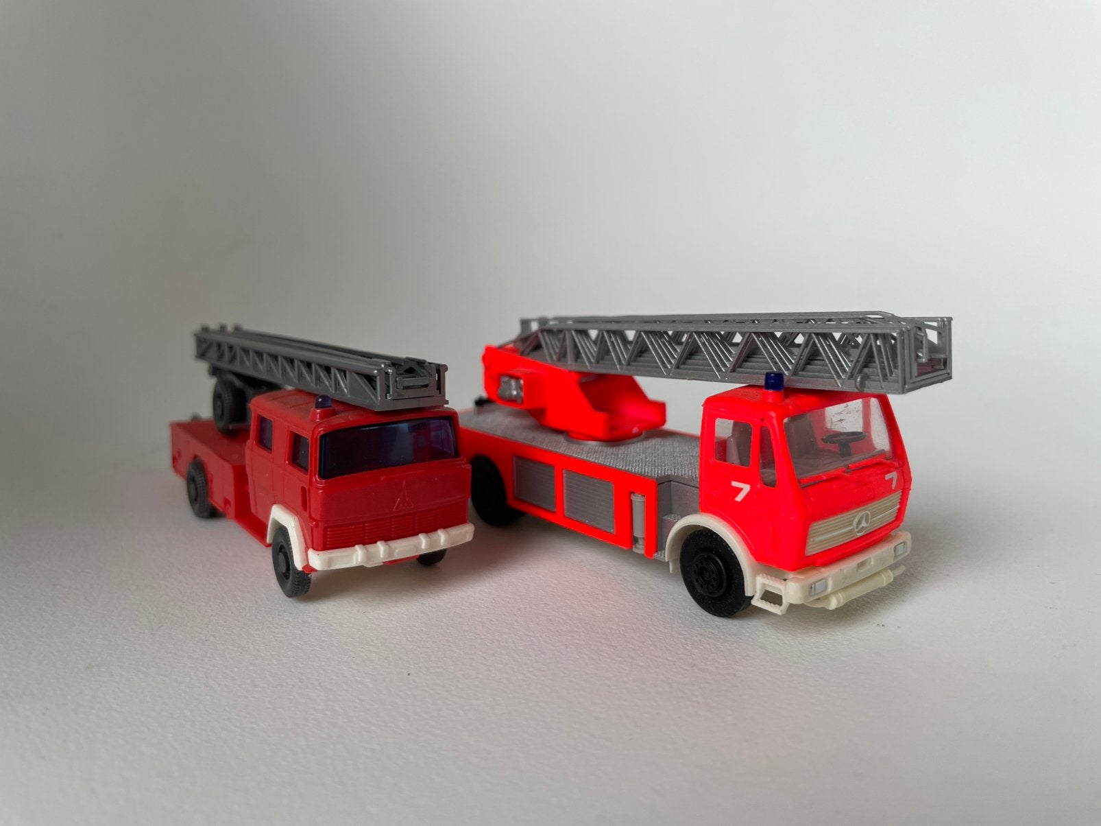 2x model ladderwagen Mercedes Herpa, Magirus Wiking 1/87 H0, Ophalen of Verzenden, Gebruikt, Bus of Vrachtwagen, Wiking