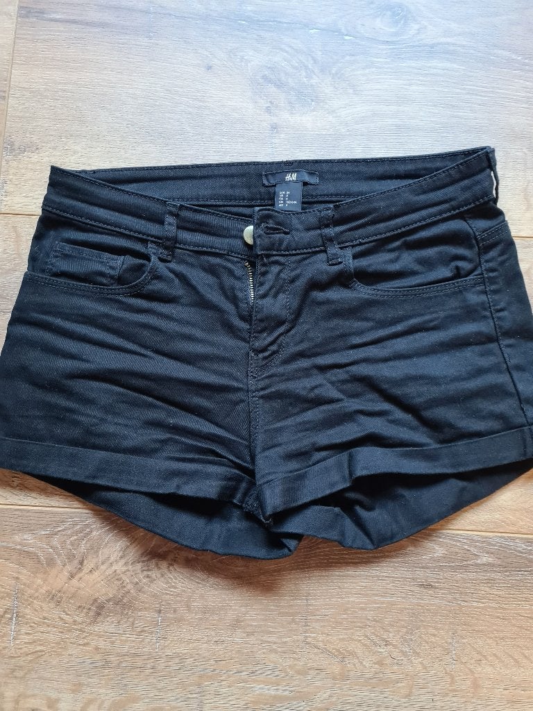 kort zwart broekje van H&M maat 34, Kleding | Dames, H&M, Kort, Zwart, Ophalen of Verzenden