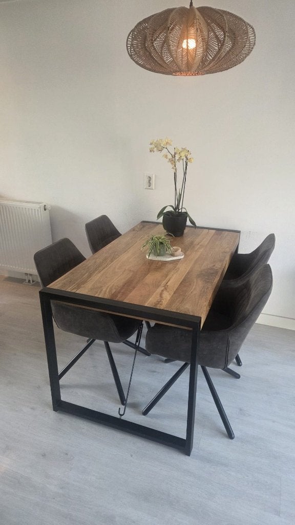 Eettafel Mangohout look met zwart stalen onderframe, Gebruikt, 100 tot 150 cm, 50 tot 100 cm, Vier personen