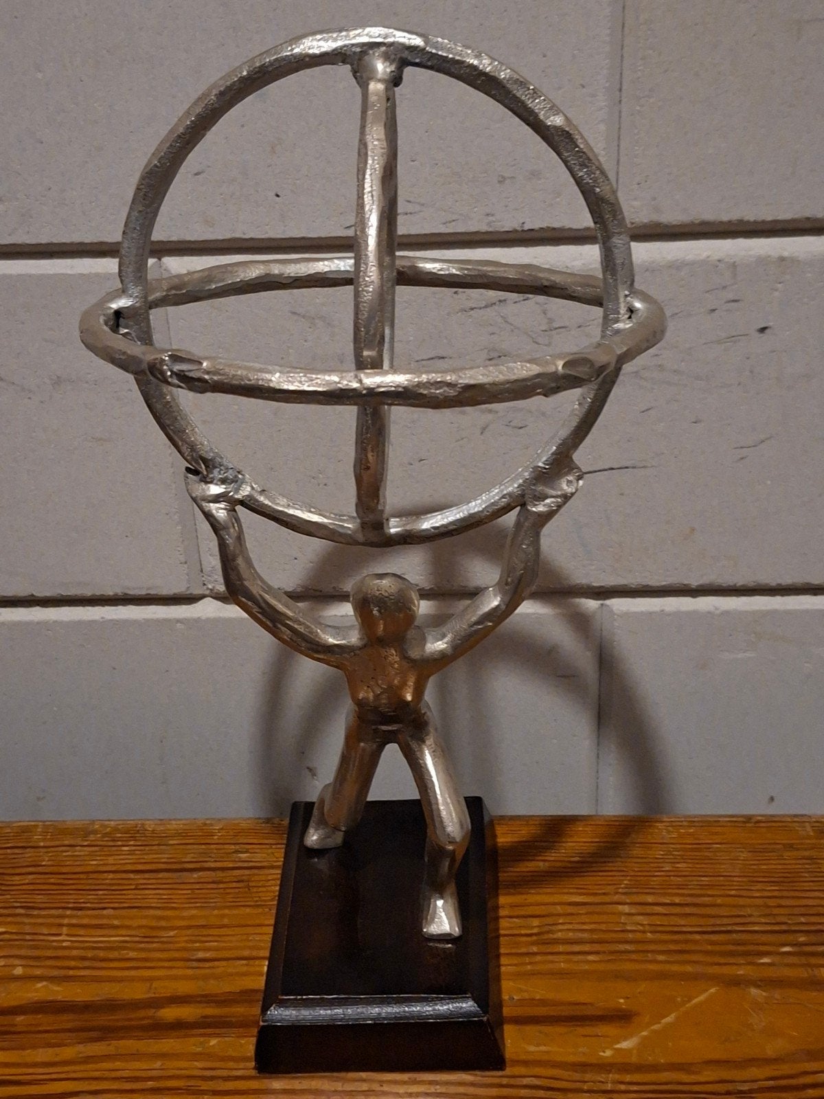 metalen Atlas sculptuur op houten voet, Ophalen of Verzenden, Zo goed als nieuw, Metaal, Industrieel