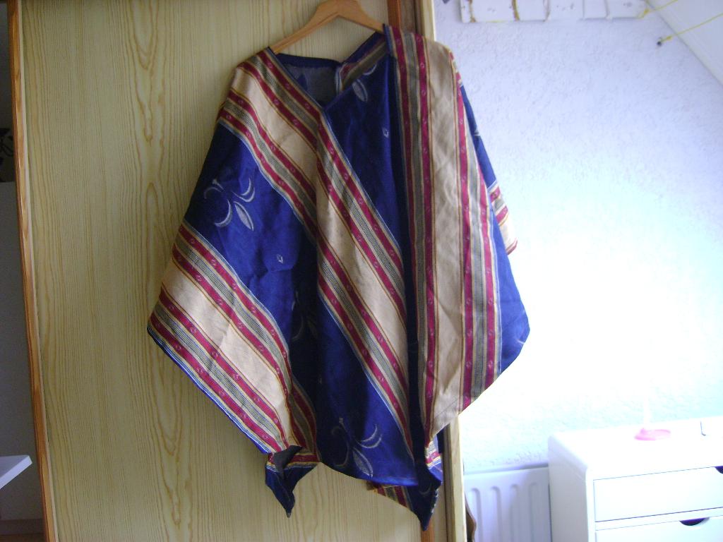 blauw/goud/rode poncho voor en achter zelfde print 1maat, Ophalen of Verzenden, Zo goed als nieuw, Maat 38/40 (M), Blauw