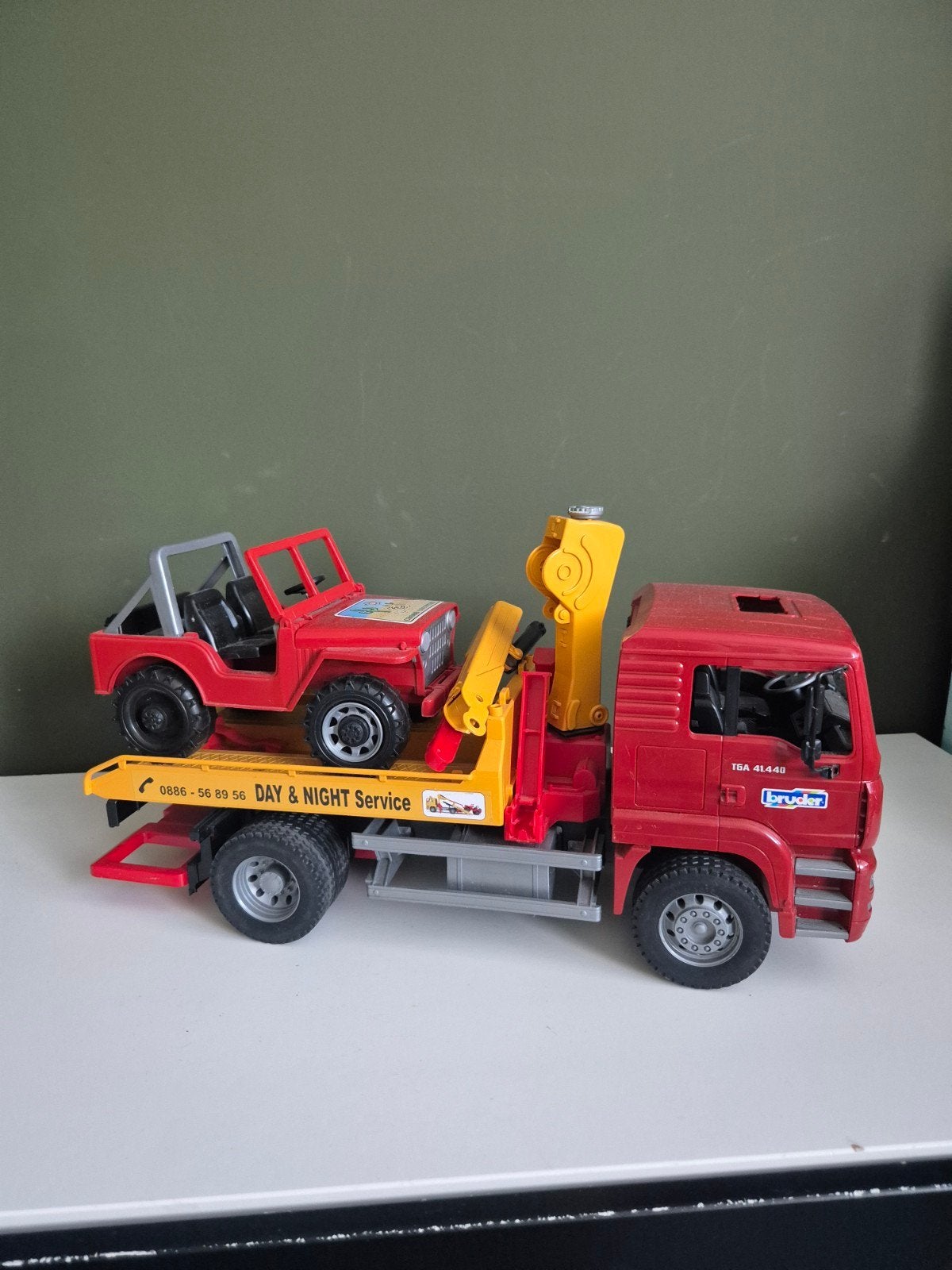 Bruder Takelwagen MAN met Jeep (hijsarm gebroken), Ophalen of Verzenden, Gebruikt
