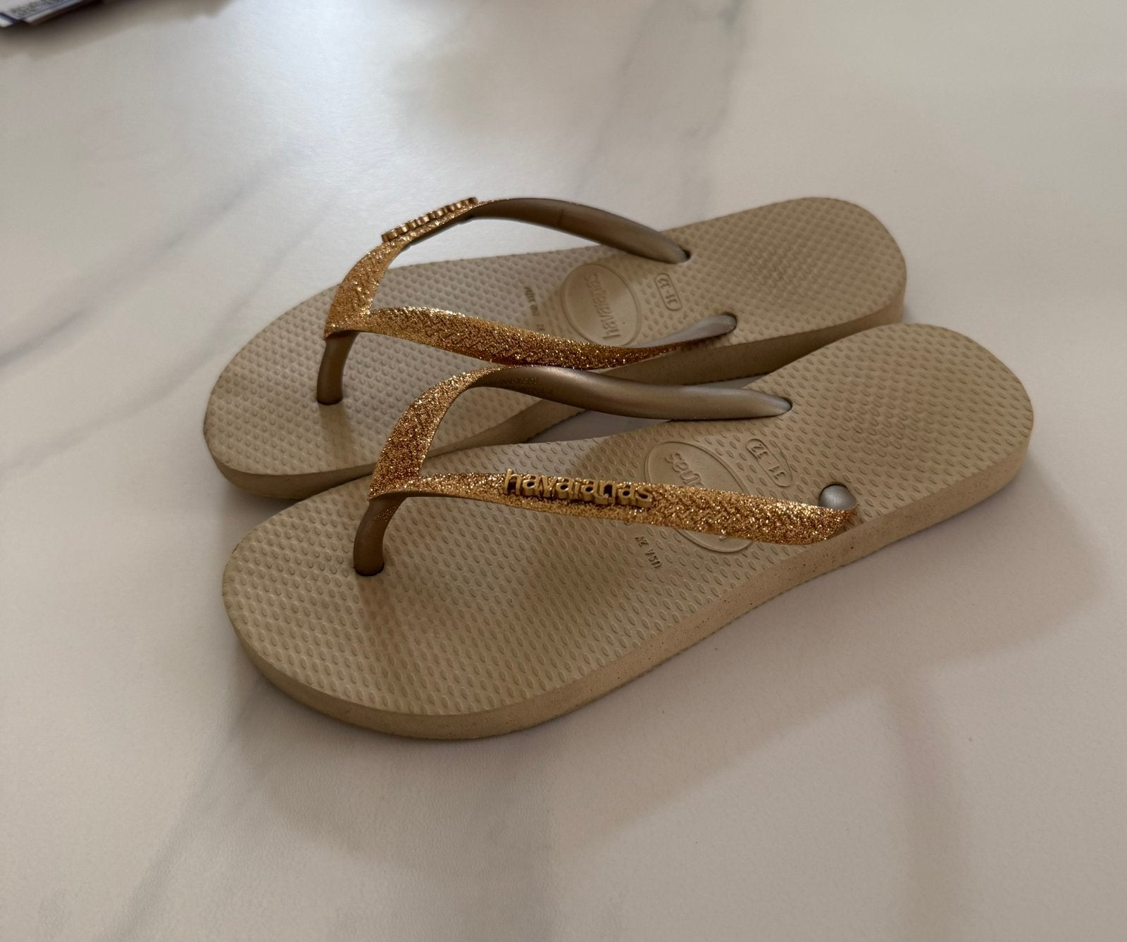 Havaianas slippers goud glitter maat 31-32, Ophalen of Verzenden, Zo goed als nieuw, Overige kleuren, Slippers
