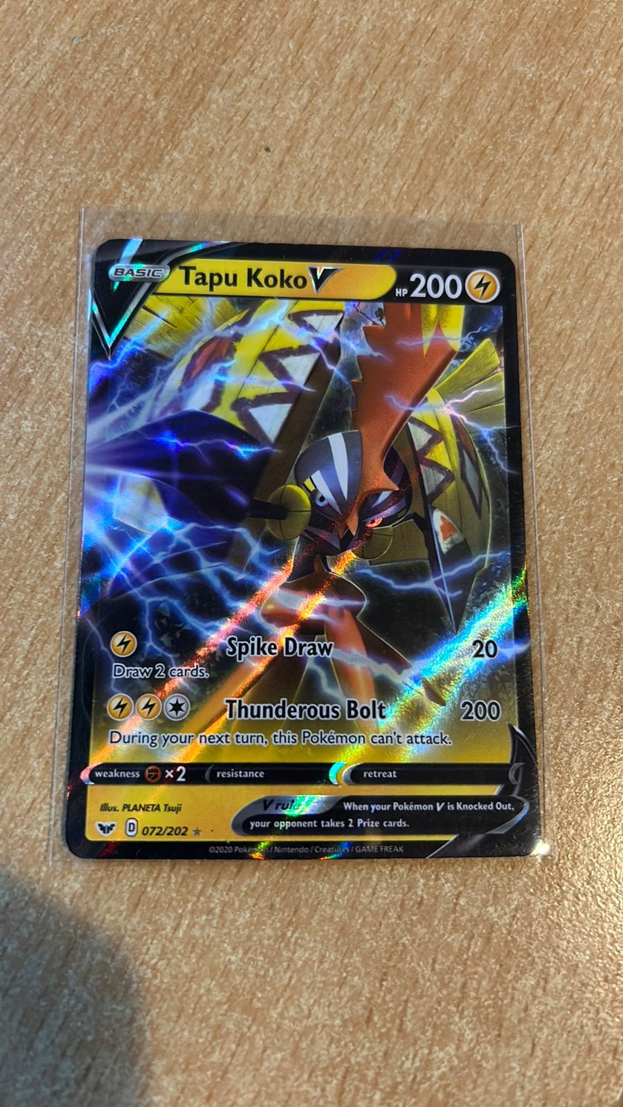 Tapu Koko V 072/202 Sword and Shield Base, Ophalen of Verzenden, Zo goed als nieuw