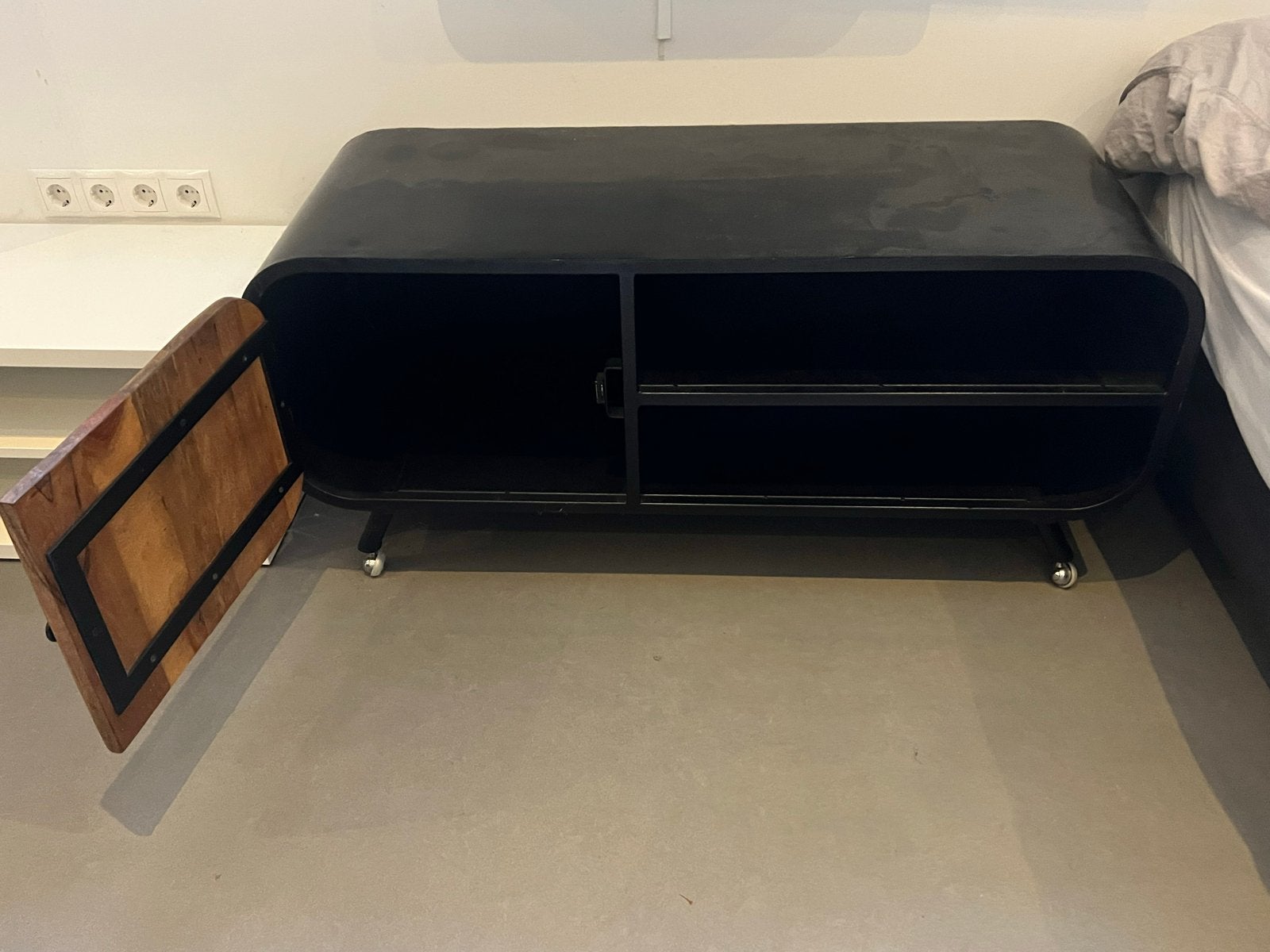 GRATIS Zwart tv-meubel met houten deur op wieltjes, Ophalen, Gebruikt, 100 tot 150 cm, Minder dan 100 cm