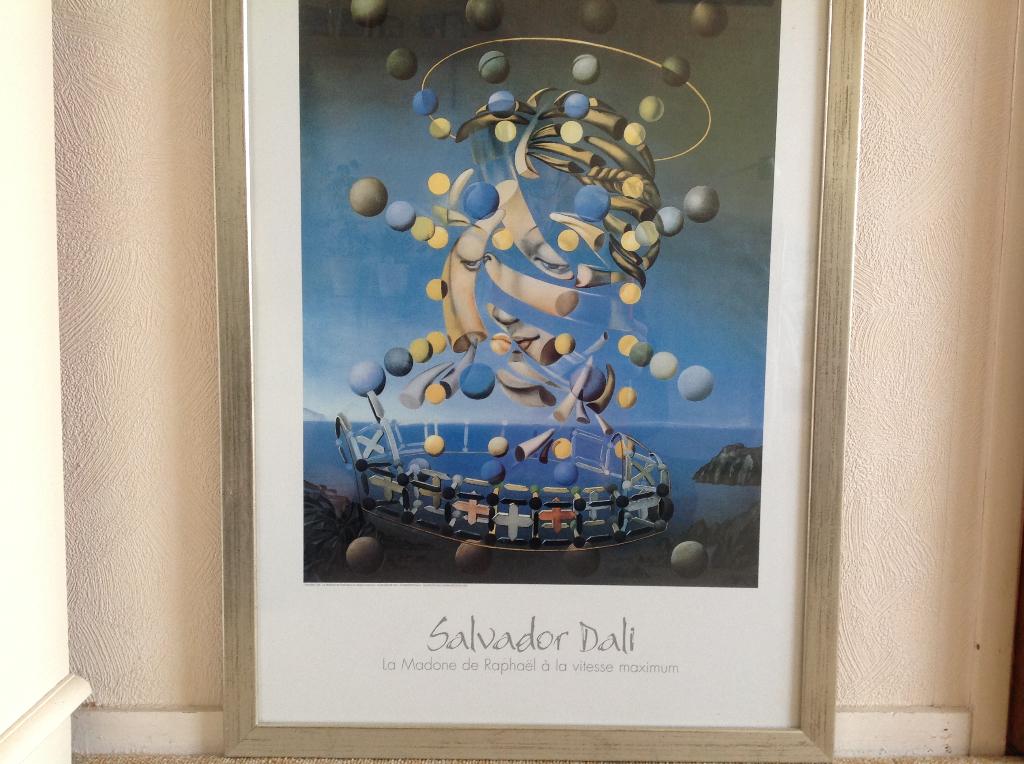 Ingelijste poster van Dali La Madone de Raphael, Rechthoekig Staand, Met lijst, Ophalen of Verzenden, Zo goed als nieuw