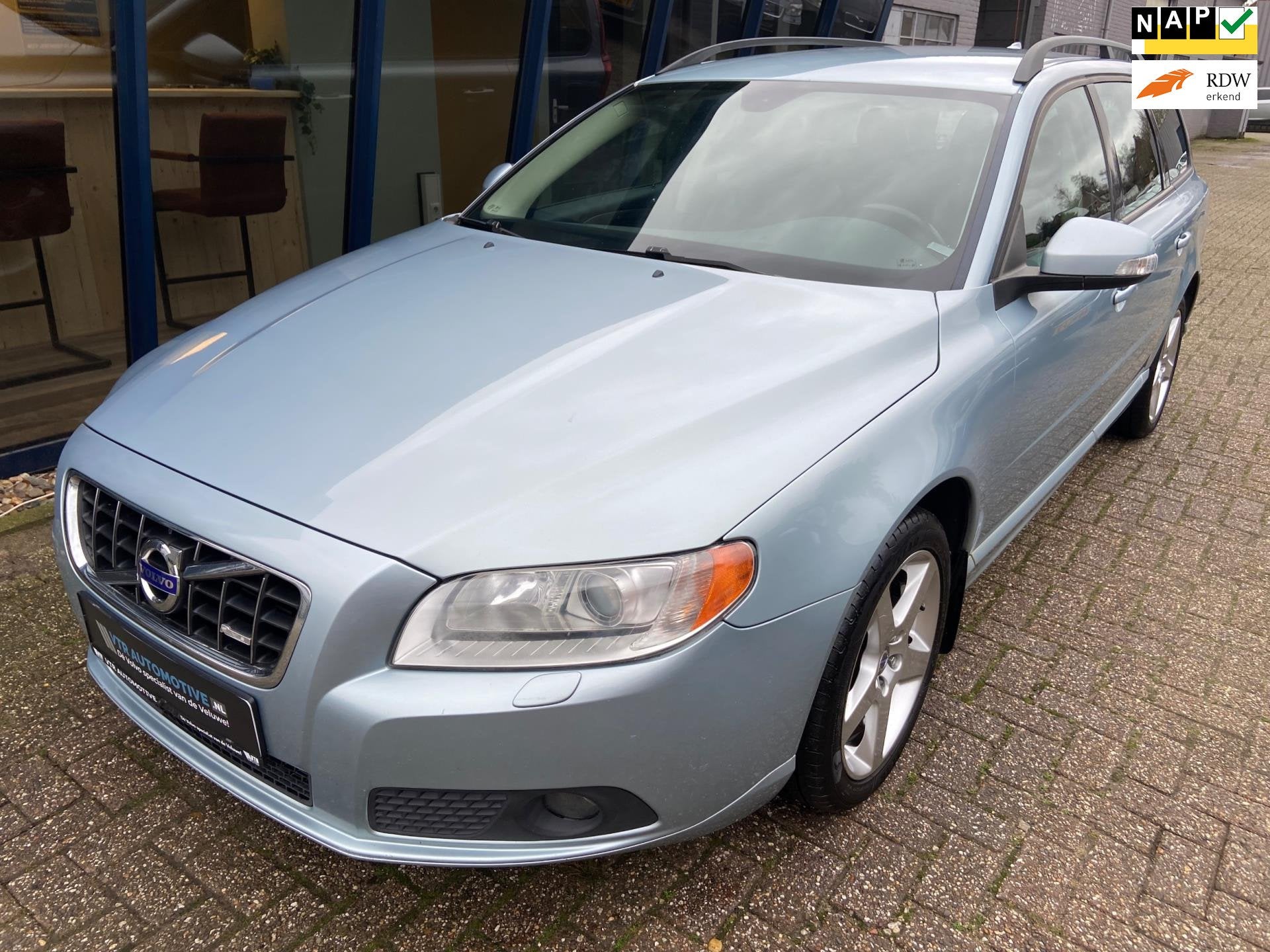 Volvo V70 2.5T Momentum 200PK Youngtimer, Auto's, Volvo, Voorwielaandrijving, Zwart, 1573 kg, Blauw
