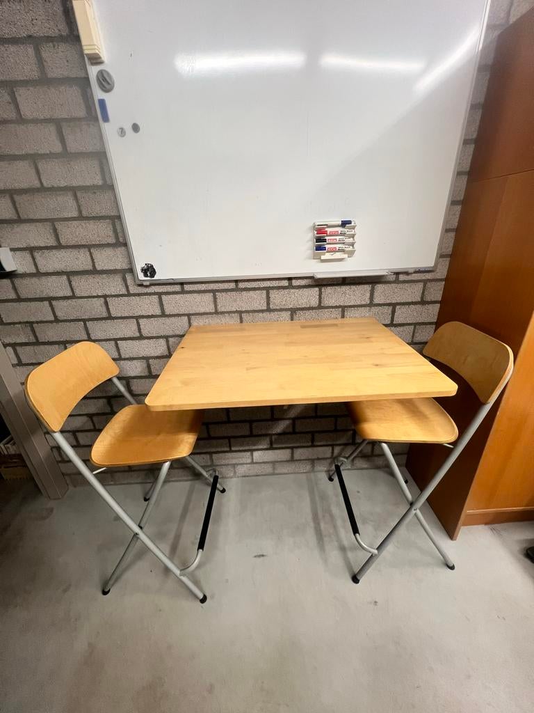 Inklapbare wandtafel met 2 houten stoelen, Huis en Inrichting, Tafels | Eettafels, Ophalen, Gebruikt, Tot twee personen, 50 tot 100 cm