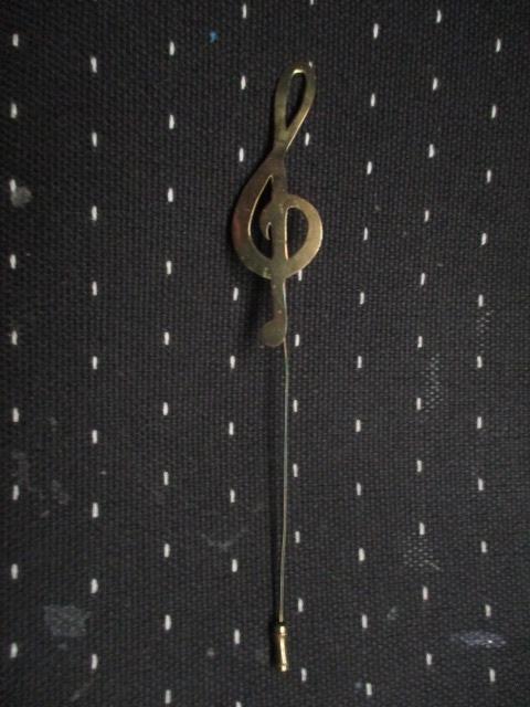Hoedenspeld muzieksleutel, messing 15 cm lang, Sieraden, Tassen en Uiterlijk, Broches, 10 cm of meer, Ophalen of Verzenden, Goud