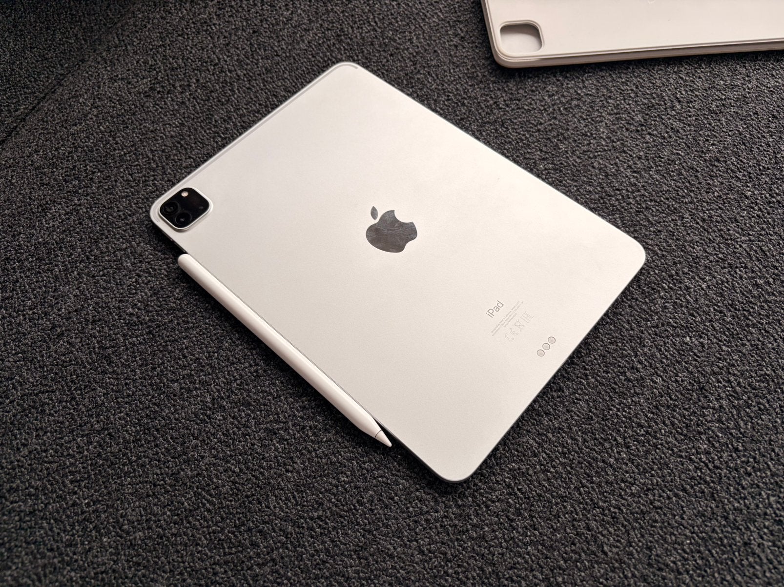 Foto 4 van iPad Pro 11 M1 128GB + Magic Keyboard + Pencil inc dozen