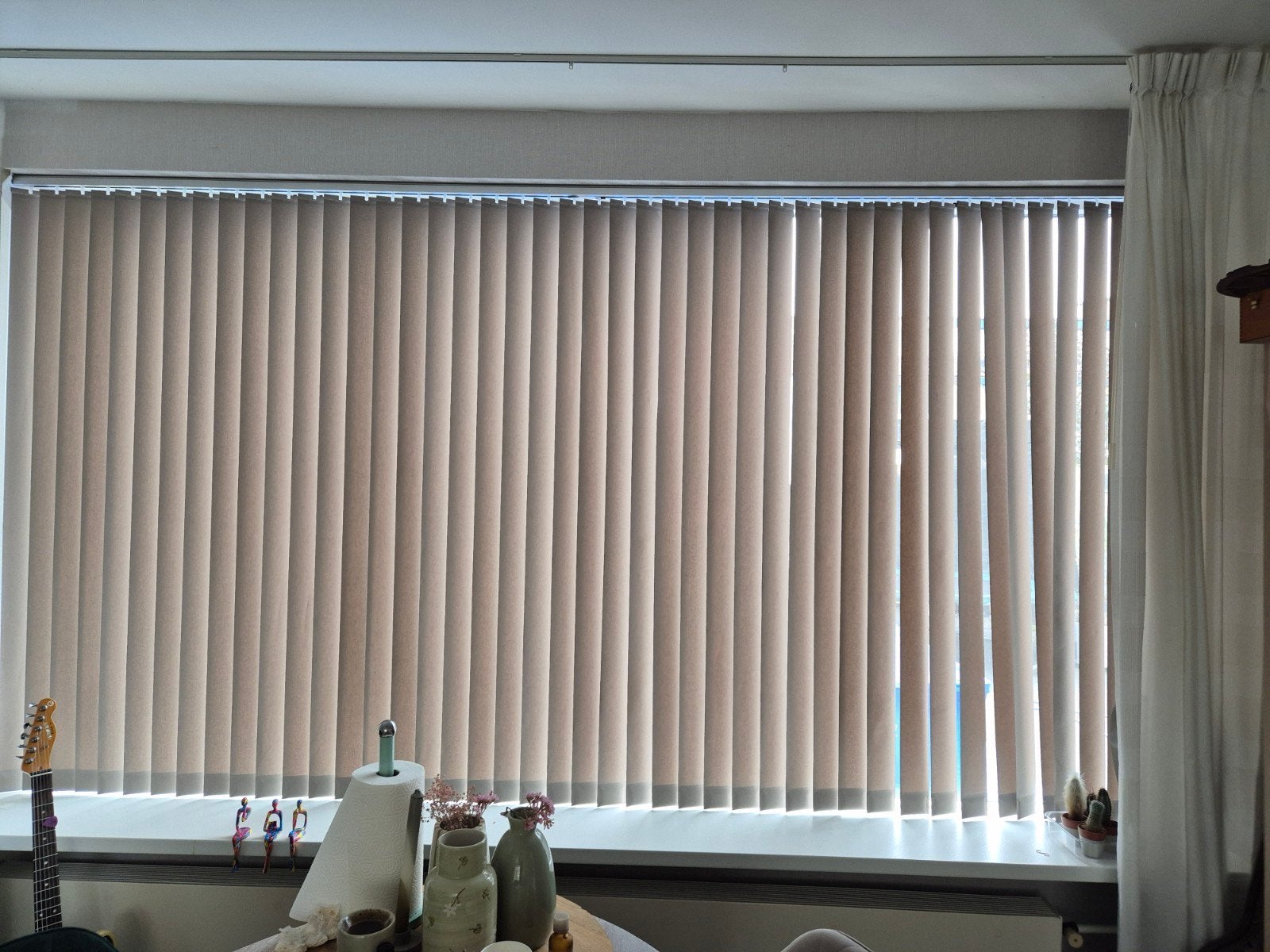 luxaflex 2x Taupe Lamellen - 330/335 breed x 179 hoog, Huis en Inrichting, Ophalen of Verzenden, Beige, Lamellen, Overige materialen