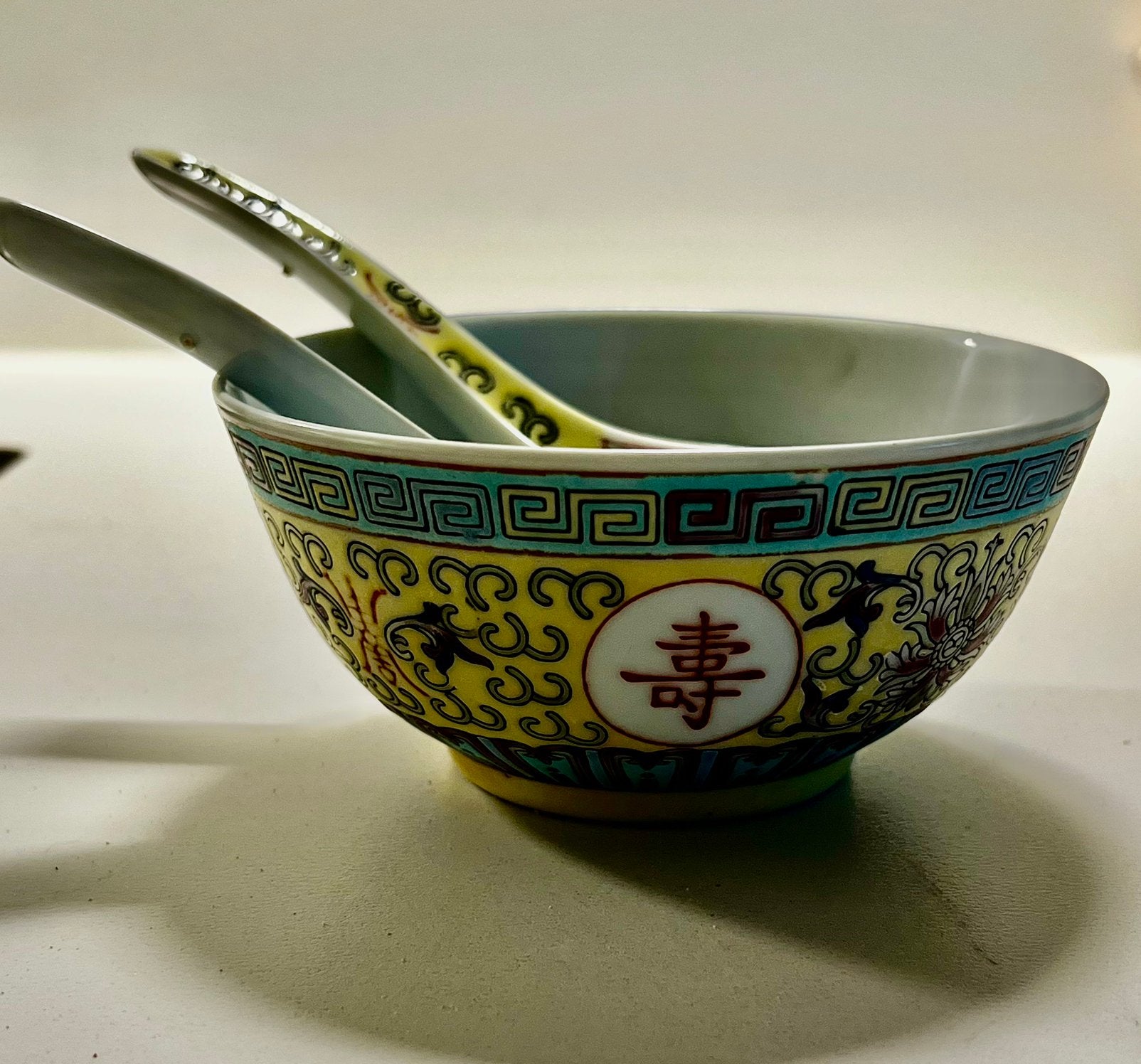 "Vintage Chinese kom geel Mun Shou met 2 lepels, Ophalen of Verzenden