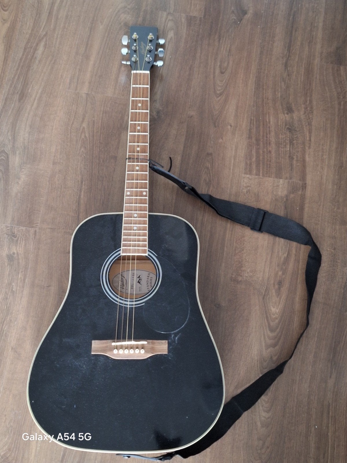 Mooie zwarte gitaar met standaard, Muziek en Instrumenten, Ophalen, Gebruikt, Western- of Steelstringgitaar