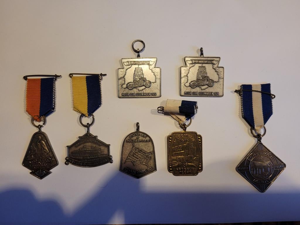 Collectie van 7 historische medailles en insignes, Postzegels en Munten, Penningen en Medailles, Ophalen of Verzenden, Overige materialen