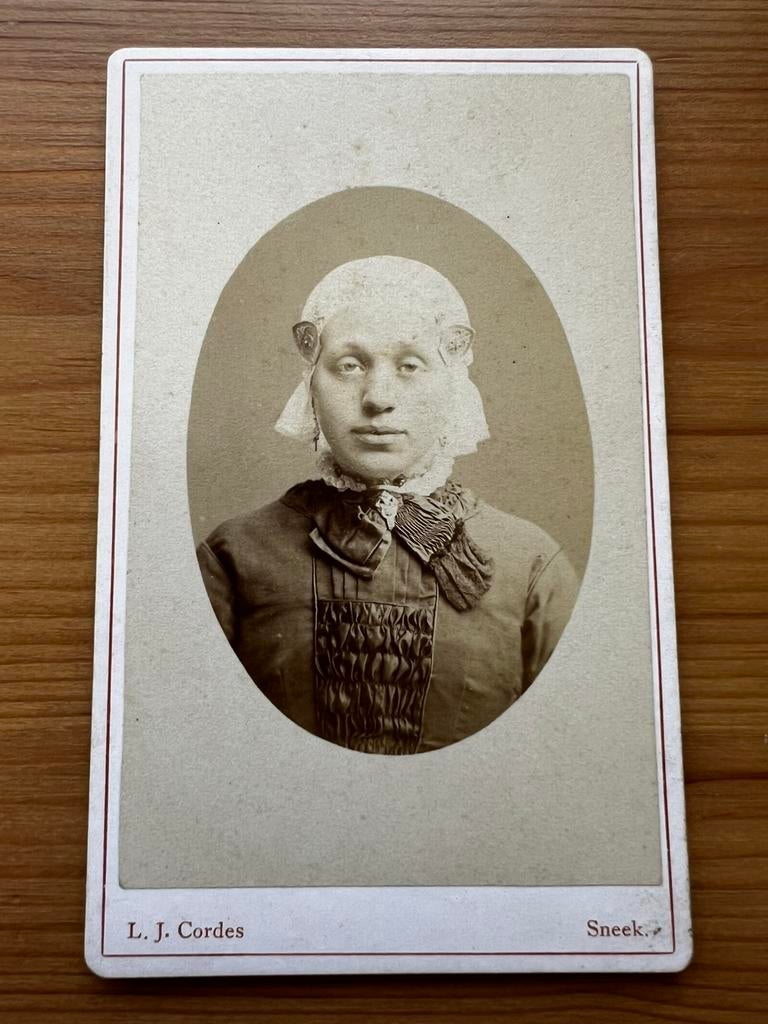 Cdv carte de visite, L.J.Cordes Sneek, klederdracht, Ophalen of Verzenden, Voor 1940, Zo goed als nieuw, Klederdracht