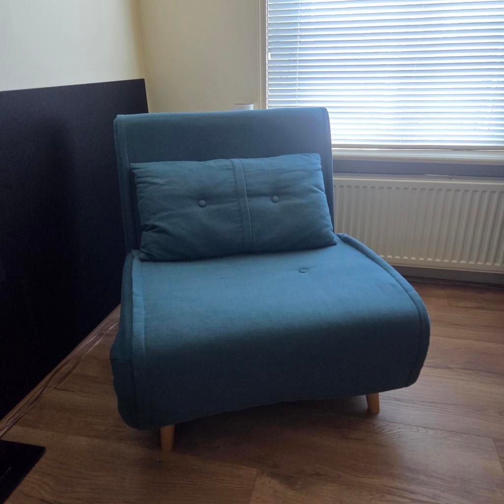 Mooie blauwe stoel uit te klappen als bed, Huis en Inrichting, Slaapkamer | Slaapbanken, Ophalen, Gebruikt, Eenpersoons, Blauw