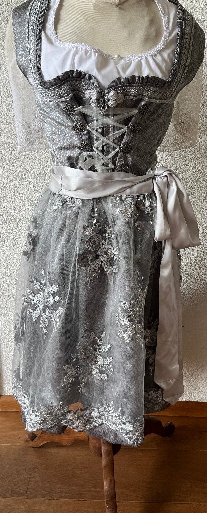 Marjo Dirndl maat 46 met schort, Kleding | Dames, Carnavalskleding en Feestkleding, Gedragen, Kleding, Overige thema's, Maat 46/48 (XL) of groter