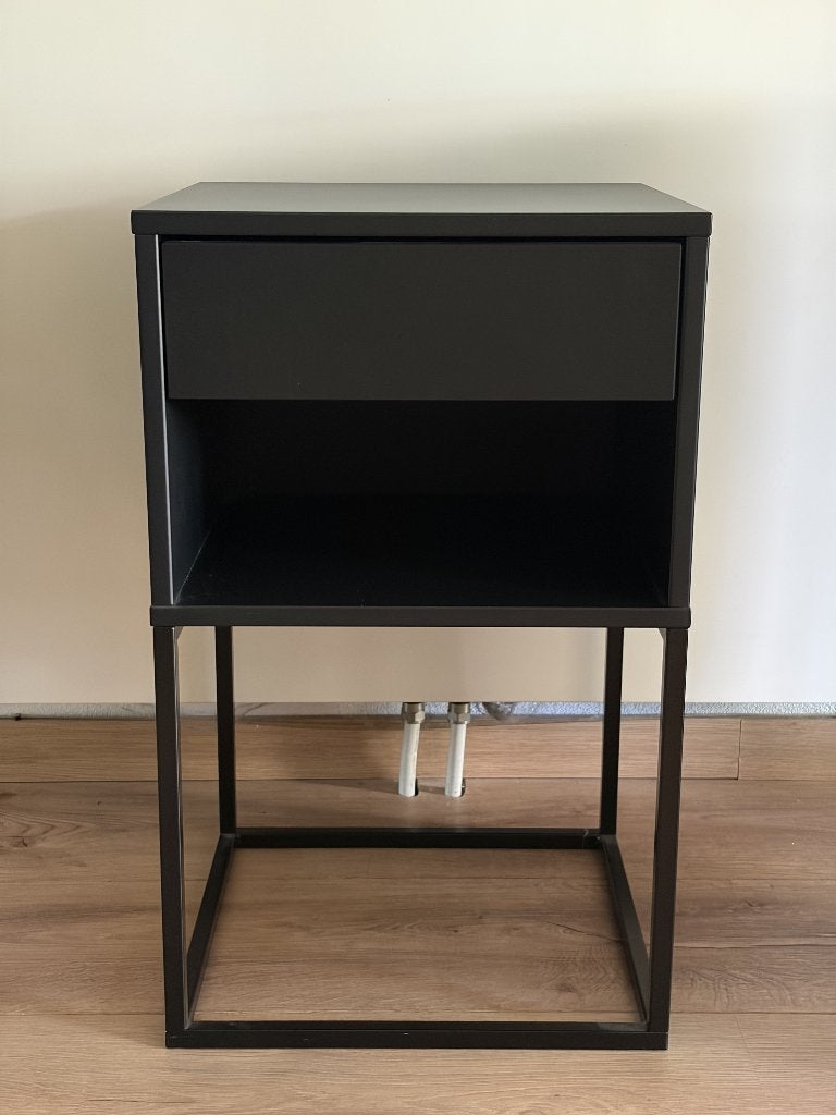 Nachtkast Vikhammer zwart (Ikea), Ophalen, Zo goed als nieuw, Minder dan 45 cm, 55 tot 70 cm
