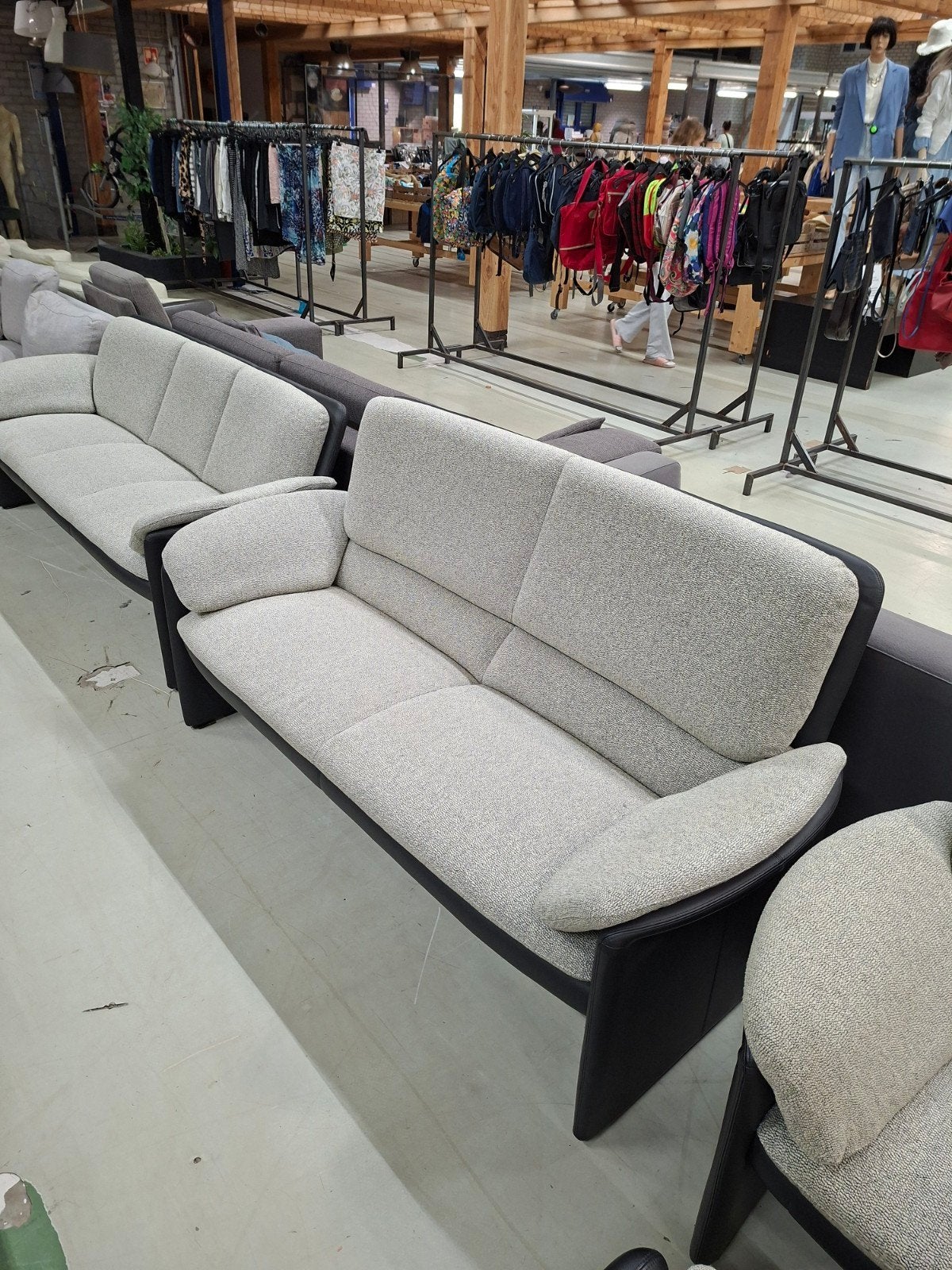 Leolux 2 bankstellen  met fauteuil en poef, Leolux, Info@leolux.nl, Driepersoons, 75 tot 100 cm