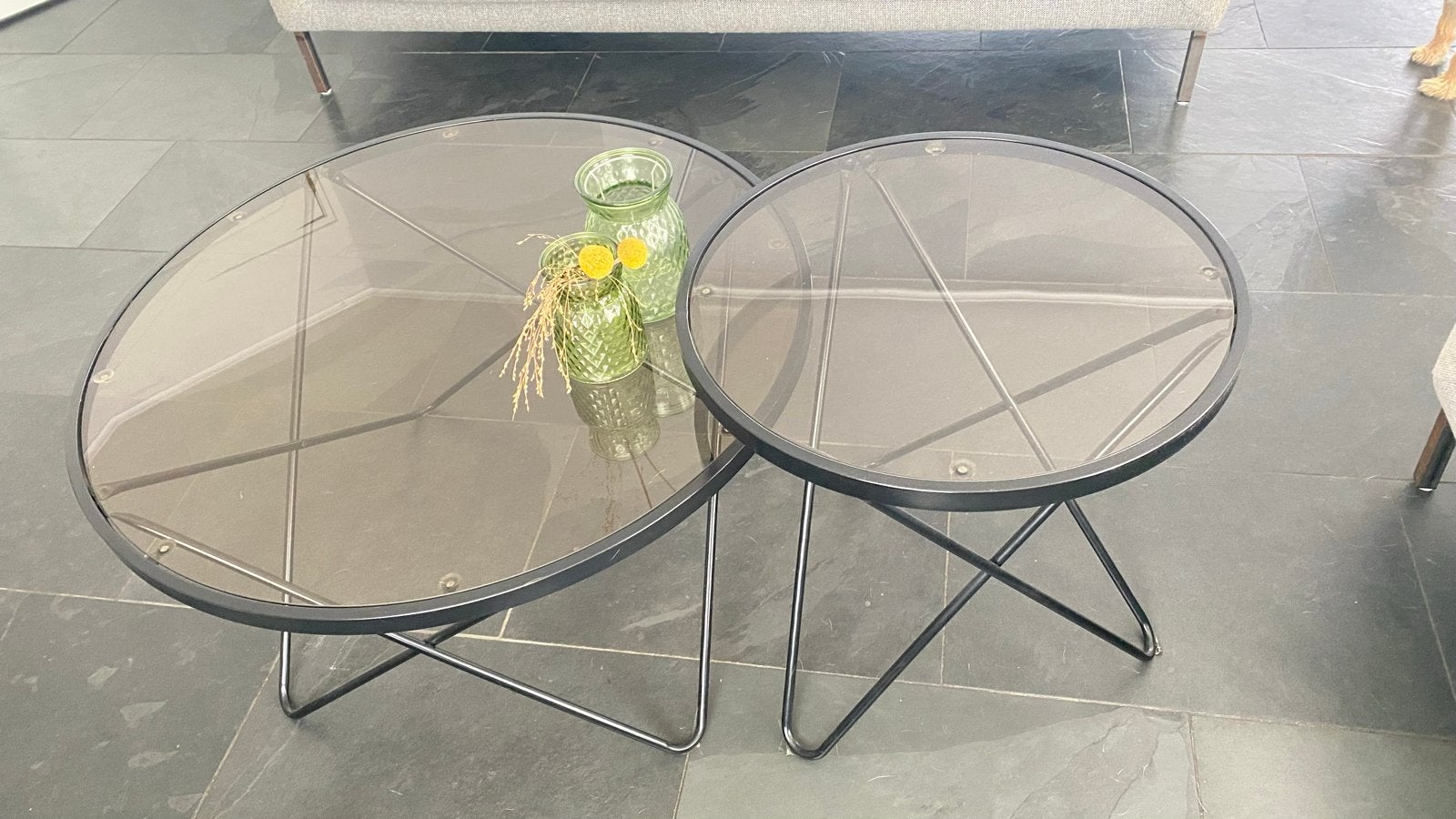 Set van 2 ronde salontafels met glazen blad, Ophalen, 50 – 75, Minder dan 50 cm, Gebruikt