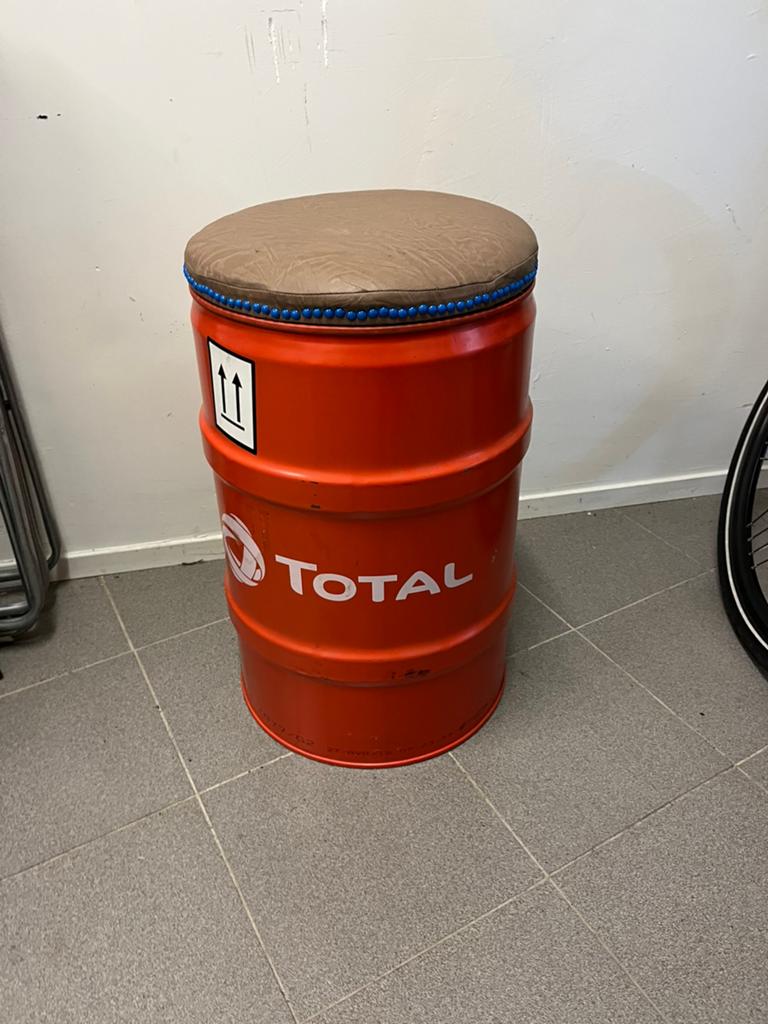Unieke Total olievat kruk met comfortabel kussen, Ophalen, Gebruikt, Overige kleuren, Metaal
