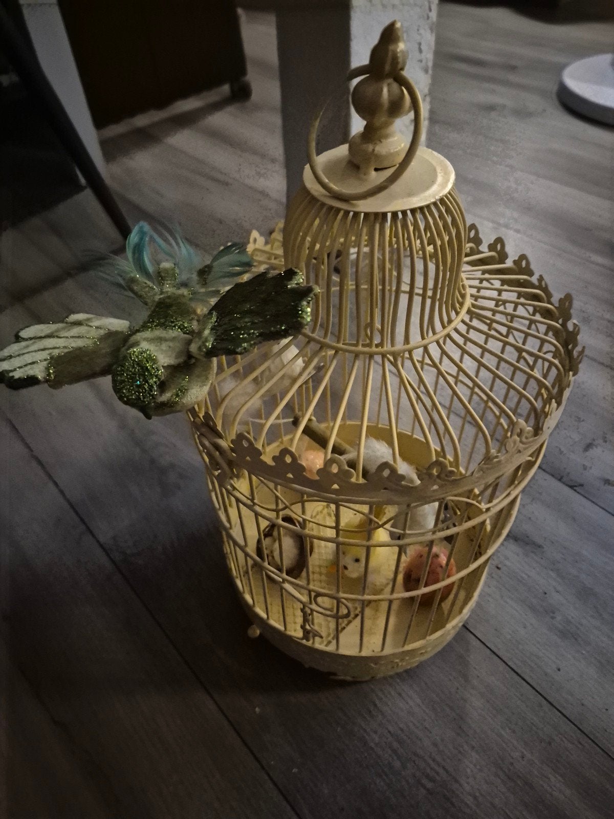 Decoratieve vogelkooi met neppe vogeltjes - Geel, Ophalen of Verzenden, Gebruikt, Geel