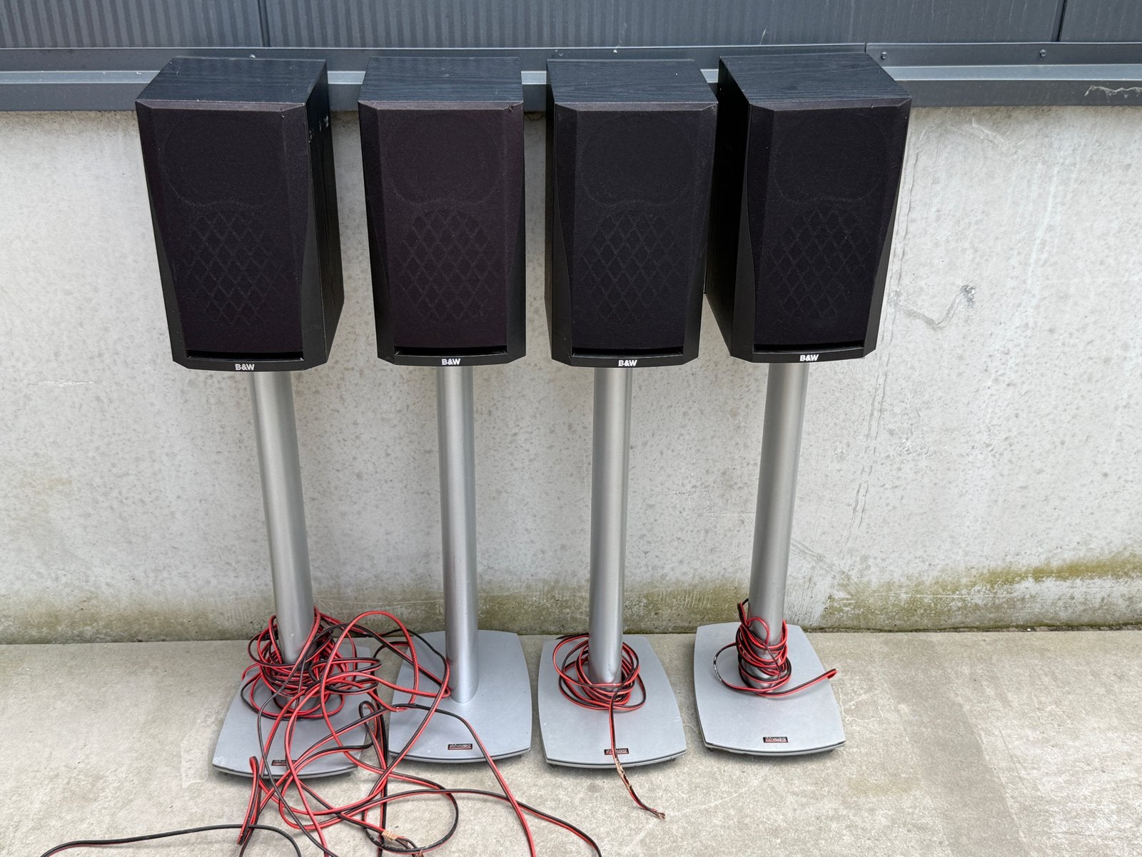 B&W Prism speakers met DynAudio stands en center speaker