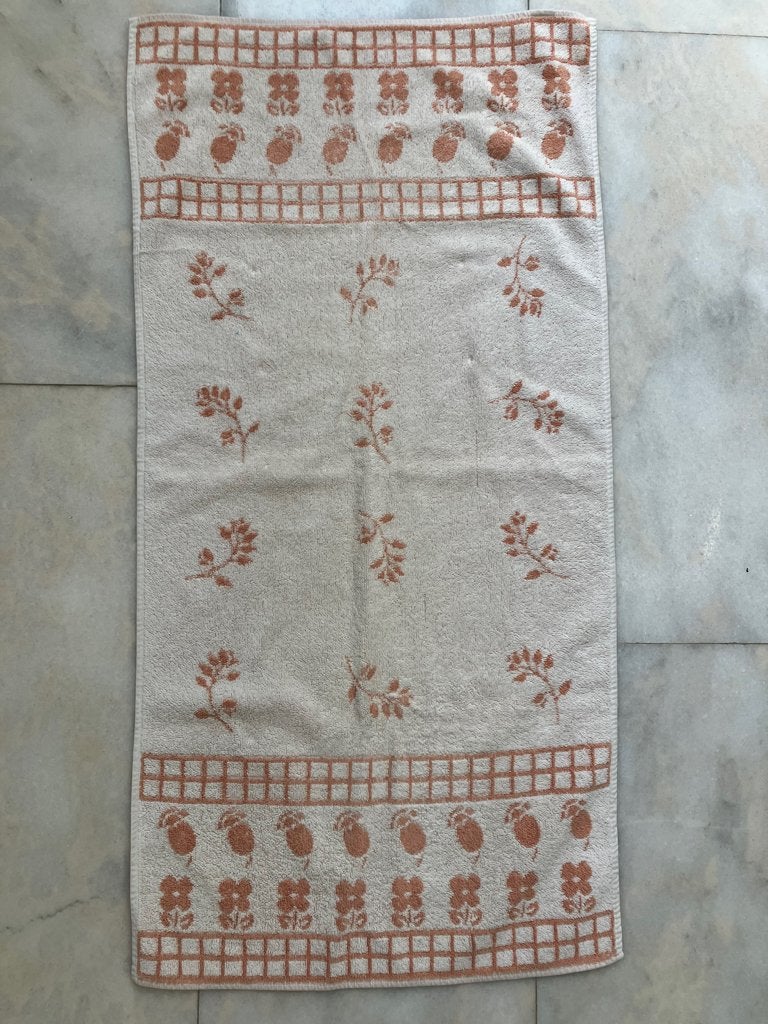 Handdoek met afbeeldingen van bloemen en bladeren, Gebruikt, Meerkleurig, Overige merken, Handdoek