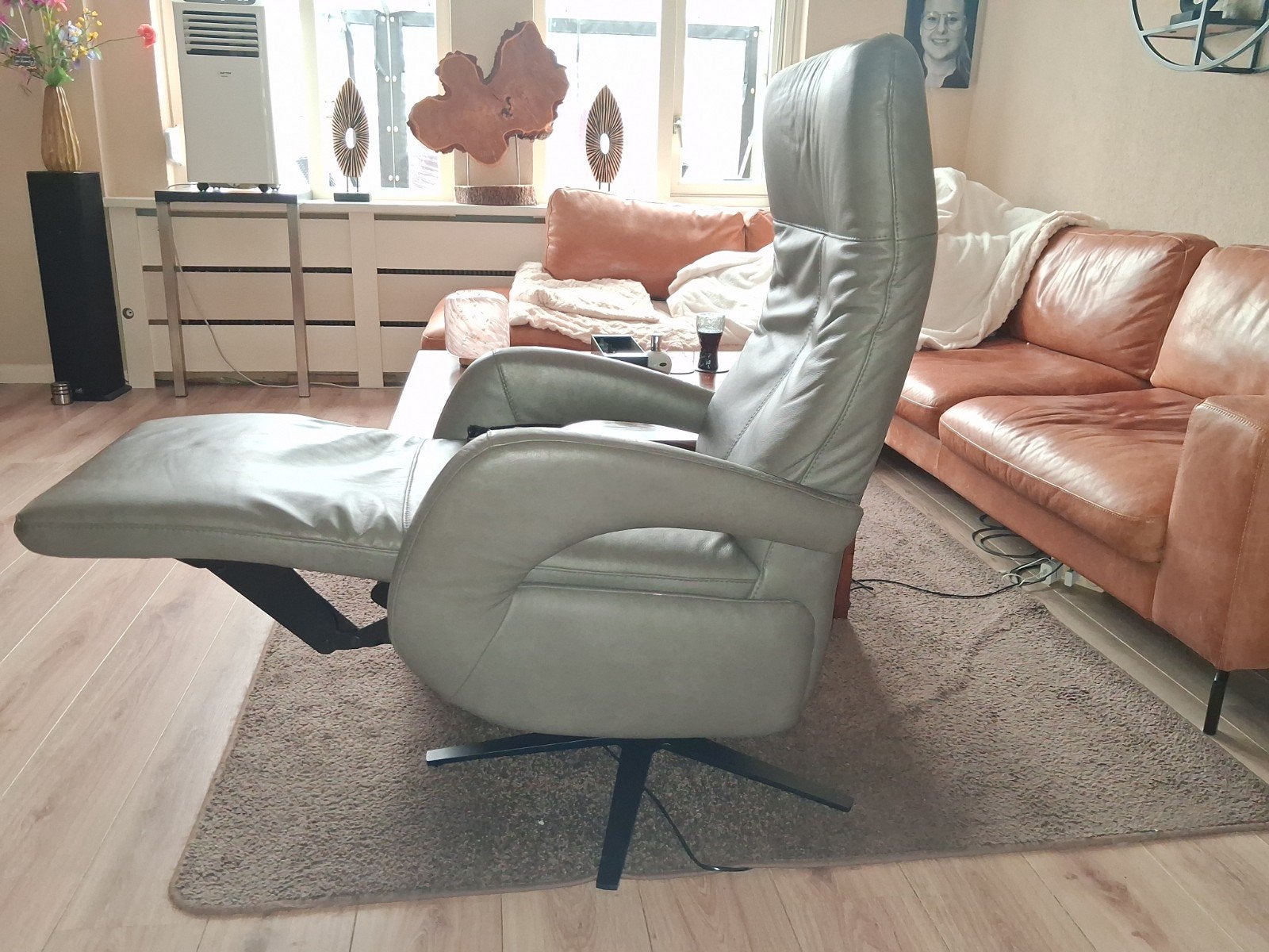 Volledig electrisch verstelbare sta-op relaxfauteuil, Huis en Inrichting, Ophalen, Minder dan 75 cm, Leer, Zo goed als nieuw