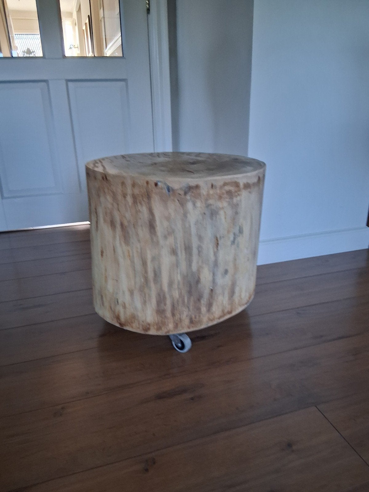 bijzettafel boomstam, Minder dan 55 cm, Rond, Zo goed als nieuw, Hout