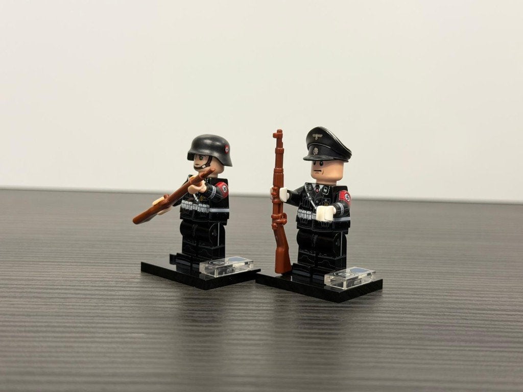 2 x WW2 German SS minifigs – 1 x Helmet & 1 x Cap, Verzenden, Landmacht, Duitsland, Miniatuur of Beeldje