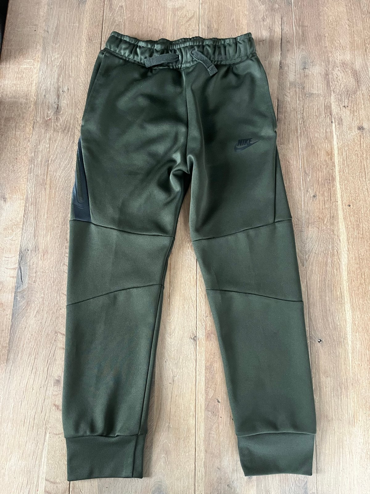 Nike Tech Joggingbroek - Maat 137-147 (10-12 jaar), Ophalen of Verzenden, Gebruikt, Jongen, Broek