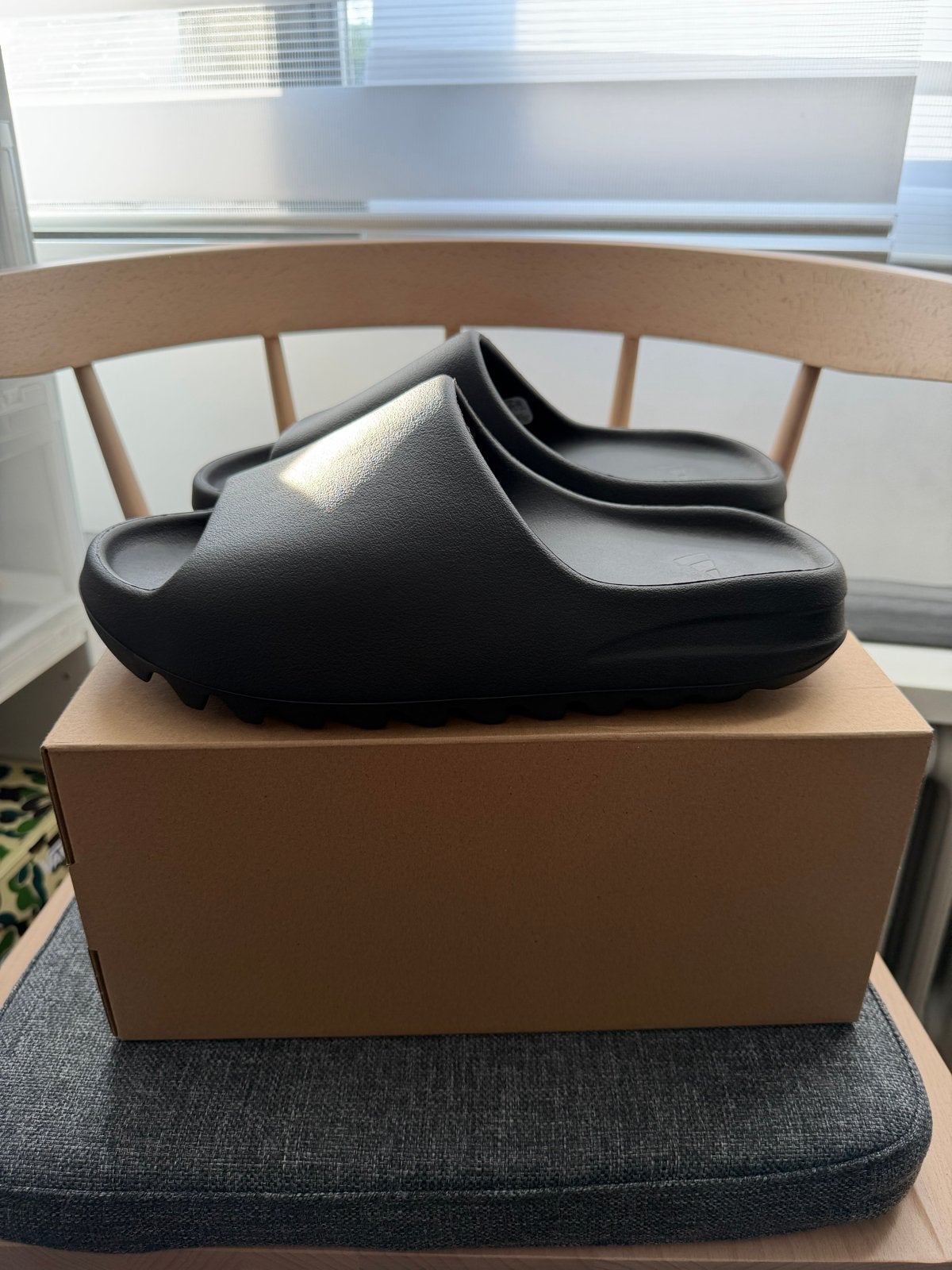 Adidas Yeezy Slide Onyx - Maat 44 1/2 - Nieuw Deadstock, Kleding | Heren, Schoenen, Ophalen, Nieuw, Zwart, Slippers
