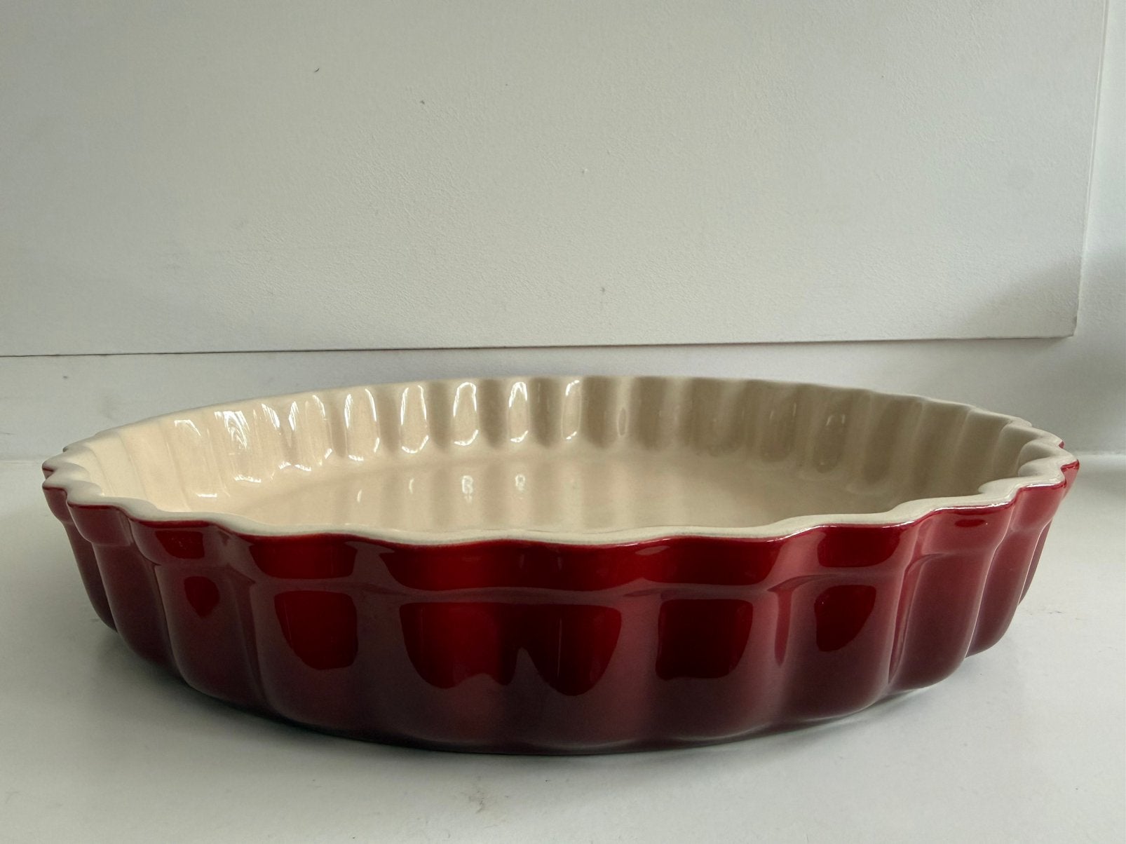 Le Creuset kersenrode taartvorm porselein 28cm, Overige merken, Ophalen of Verzenden, Overige stijlen, Porselein