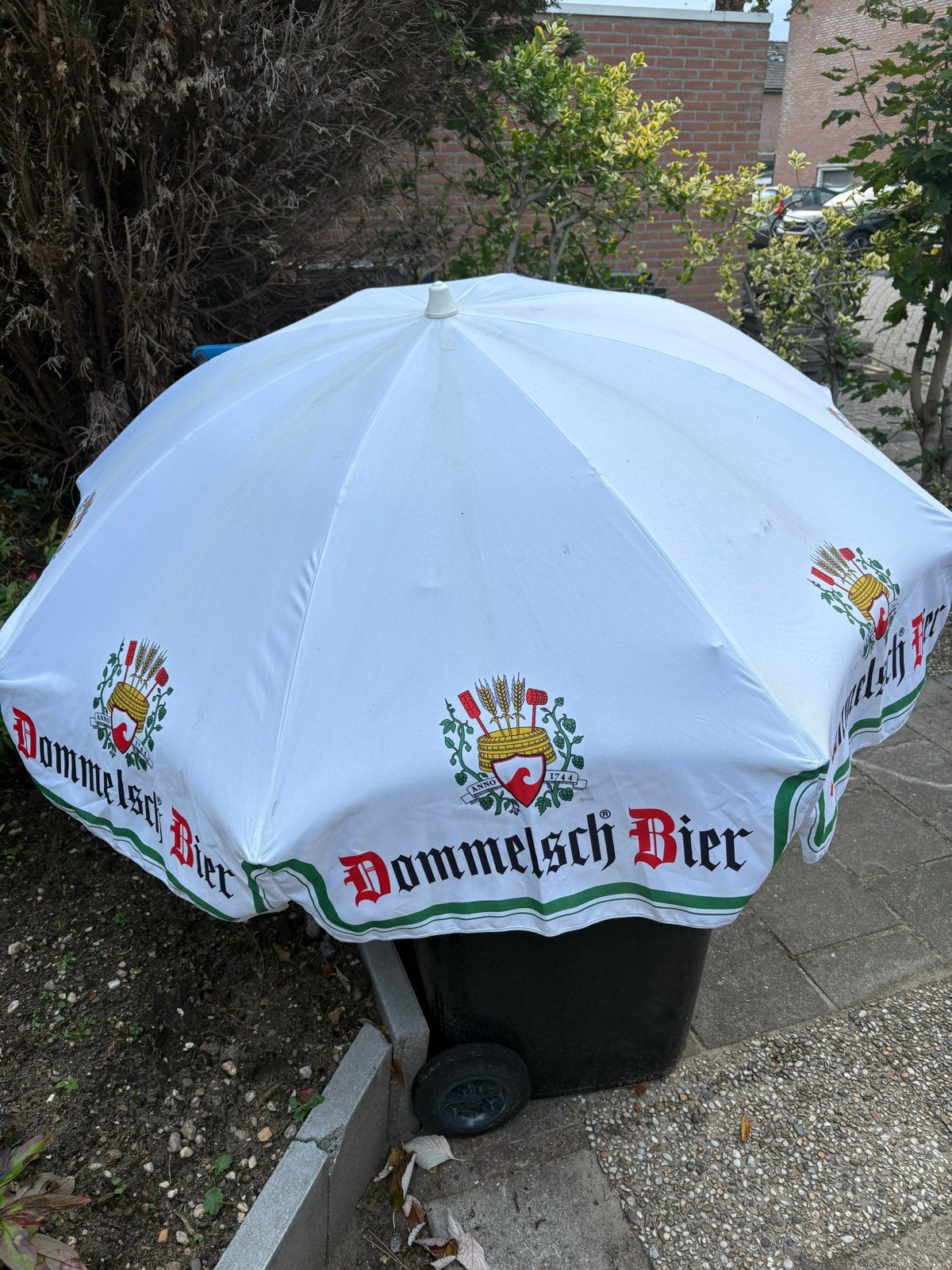 Dommelsch parasol met voet - licht verkleurd, Tuin en Terras, Gebruikt, Ophalen of Verzenden, Stokparasol, 1 tot 2 meter