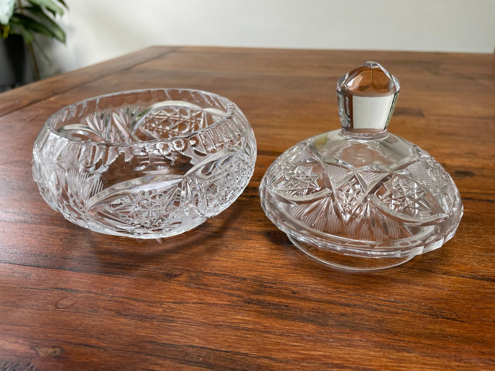 Twee glazen bonbonnieres., Glas, Ophalen of Verzenden, Zo goed als nieuw, Geslepen