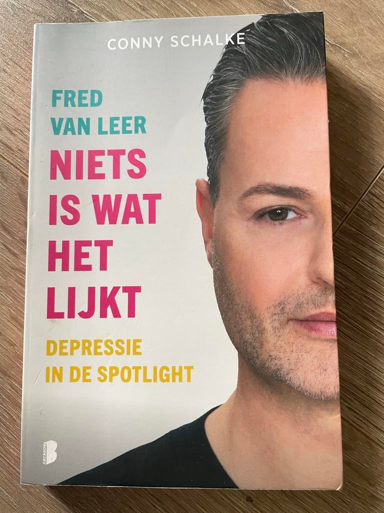 Fred van Leer - Niets is wat het lijkt: Depressie in de spot, Boeken, Biografieën, Ophalen of Verzenden, Zo goed als nieuw, Overige