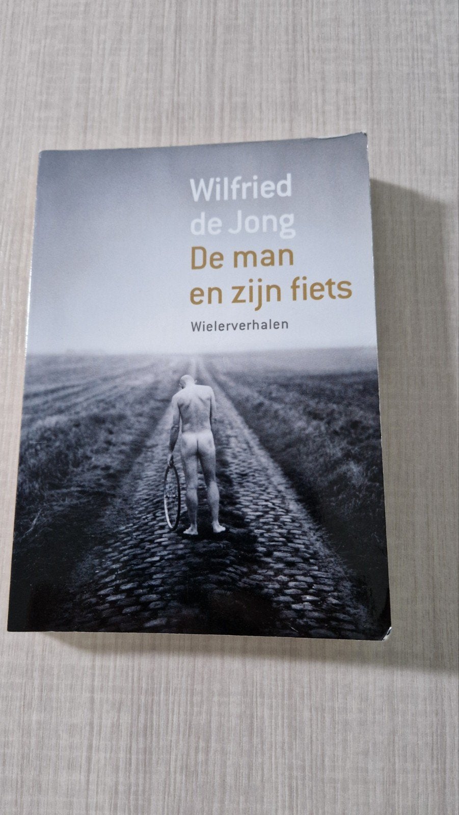 Wilfried de Jong - De man en zijn fiets (Wielerverhalen), Ophalen of Verzenden, Gelezen, Wilfried de Jong, Lopen en Fietsen