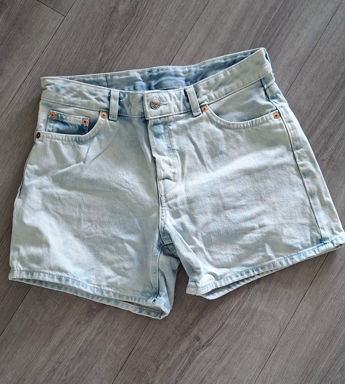 Korte jeans broek 28 Monki, Ophalen of Verzenden, Zo goed als nieuw, Blauw, W28 - W29 (confectie 36)