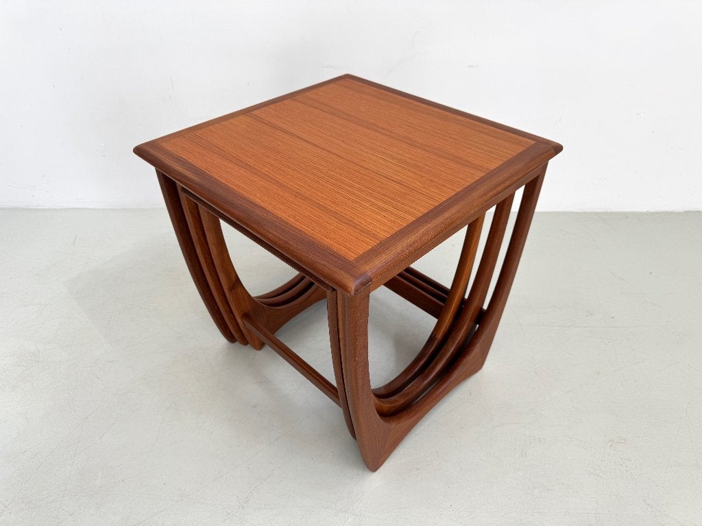 Vintage set bijzettafels van G-Plan., Huis en Inrichting, Minder dan 55 cm, Rond, Zo goed als nieuw, Ophalen
