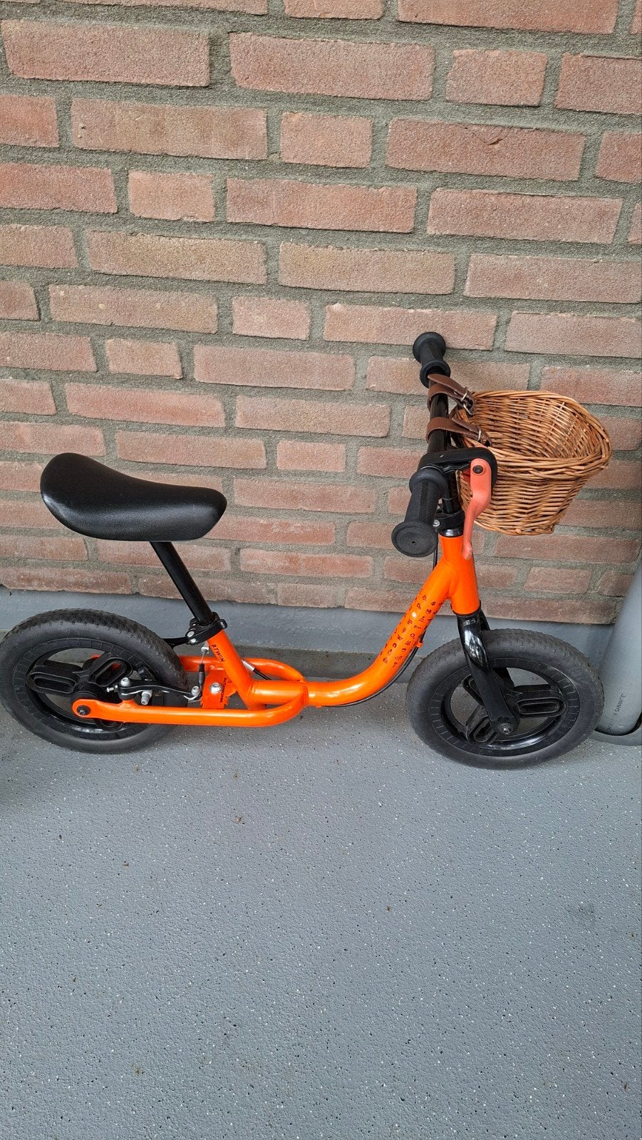 Oranje loopfiets met mandje, Ophalen of Verzenden, Gebruikt, Loopfiets