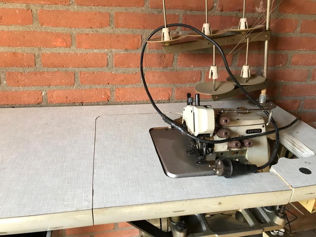 Industriële Naaimachines: Brother Lockmachine, Leer, Zigzag, Hobby en Vrije tijd, Naaimachines en Toebehoren, Ophalen, Gebruikt